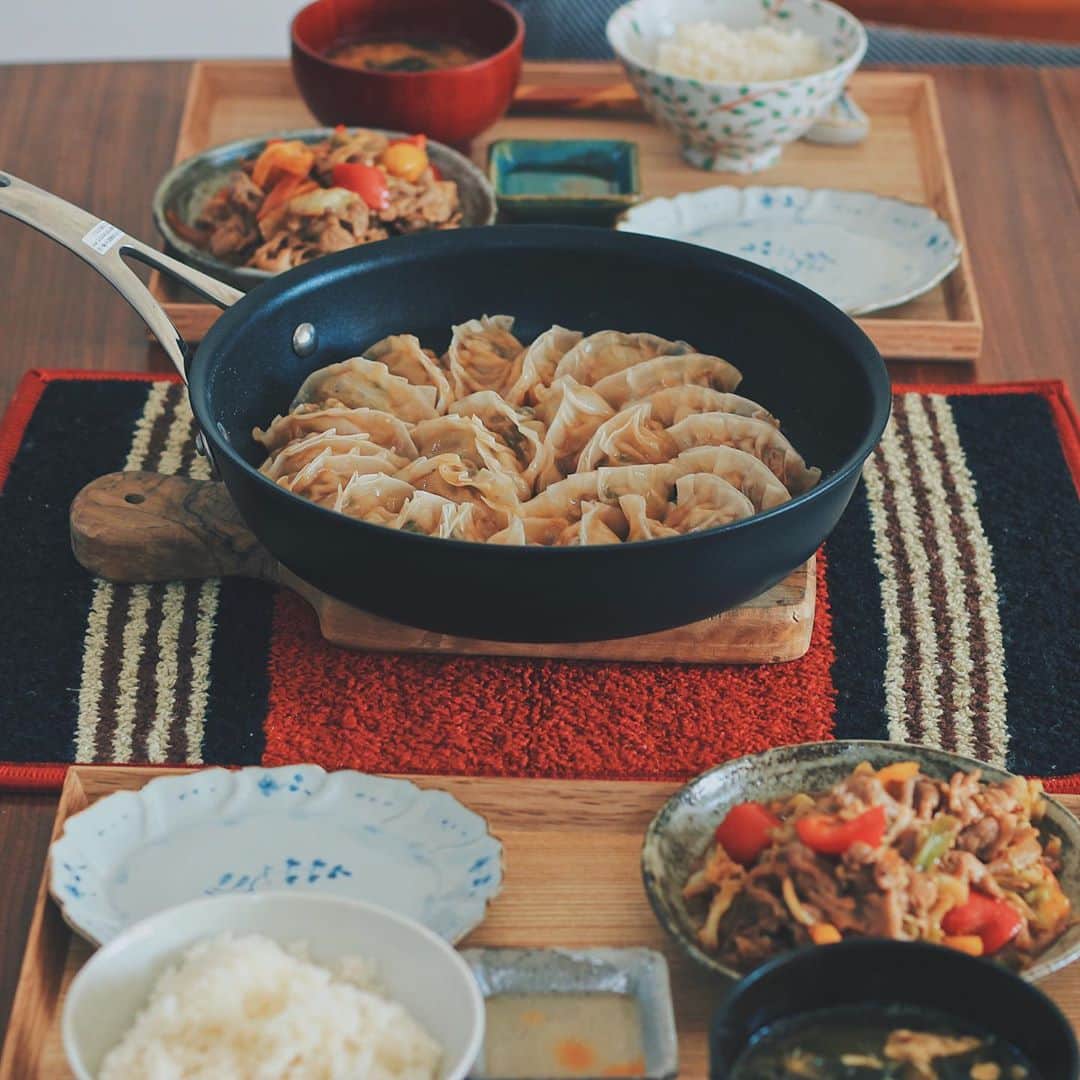 Kaori from Japanese Kitchenのインスタグラム：「かぶの葉を使って手作り餃子定食。 ・ こんばんは。 ちょっと前の朝昼ごはん。 ふるさと納税の返礼品でいただいた かぶの葉を使って餃子を作りました。 ほんのり苦味が感じられておいしい。 手作り餃子を焼く時、焦げつきや フライパンへのこびりつきが心配で いつもドキドキしながら焼いておりますが 今回使ったティファールの 最高級シリーズのフライパンのお陰で 焦げ付かず綺麗な焼き目がついて 大満足の出来でした。 （うっすら写っている影は夫です笑） ティファール エクスペリエンス+ですよ。 お忘れなく📝 ・ 【栄養の話】 冬になると旬を迎えるかぶ。 実の部分も好きですが、葉の部分も大好きです。 お味噌汁に入れたり 鰹節やじゃこと炒めてふりかけにするのが定番。 昔フォロワーさんに教えてもらって以来 大量消費したい時は餃子にしています。 ビタミンCやβ-カロテンが豊富で 豚肉と一緒に食べると 栄養バランスが良くなるのでおすすめです◎ たくさんの栄養素を摂って 冬に向けて内側から身体作りをしていきましょう。 本日もお疲れ様でした☺︎ ・ ・ 【おしながき】 かぶの葉の餃子 カラフル回鍋肉 インゲンのナムル 油揚げと豆腐のお味噌汁 白米 ・ ・ ・ ・ 2020.11.10 Tue Hi from Tokyo! Here’s Japanese brunch:Baked rice, miso soup, homemade gyoza, cororful twice-cooked pork, and Korean seasoned green beans. ・ ・ ・ ・ #Japanesefood #breakfast #朝ごはん #おうちごはん #早餐 #薬膳 #うつわ #自炊 #家庭料理 #佐藤もも子 #餃子 #小澤基晴 #ティファールエクスペリエンスプラス #tfalexperienceplus #ティファール #フライパン #PR #ティファール #一汁三菜」