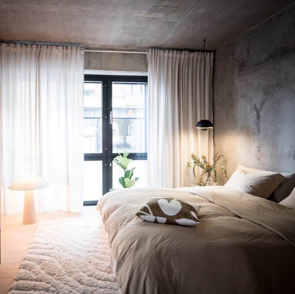 Bjurforsのインスタグラム：「🖤 Dock District Man får inte nog av bostäderna på Kommendörsgatan 5. Styling @josefssonljung foto @fotografalencordic #bjurfors_goteborg #bjurfors_nyproduktion #mäklarejuliaalbinsson」