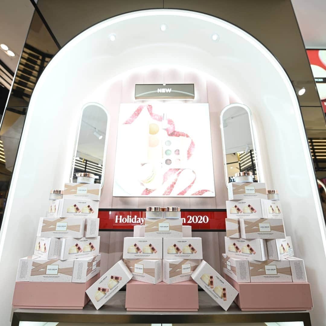 CeCi Thailandのインスタグラム：「ปลดปล่อยอิสระในการแต่งแต้มสีสันและคลีเอทลุคต่าง ๆ ด้วย Laura Mercier's Bellet à Paris Holiday 2020 ที่ได้แรงบันดาบใจจากความสง่างามและท่วงท่าอันโดดเด่นเปล่งประกายจากกลางเวทีบัลเล่ต์ ณ French Ballet Theatre แห่งกรุงปารีส มหานครที่เป็นแรงบันดาลใจของ Laura Mercier ในการออกแบบลวดลายบนแพคเกจจิ้ง ด้วย 17 ผลิตภัณฑ์ ไอคอนนิค จากลอร่า ที่จะทำให้เทศกาลแห่งความสุขนี้สาว ๆ ดูสวยโดดเด่นกว่าที่เคยกับสีที่เด่นชัดและเนื้อสัมผัสอันหรูหรากว่าที่เคย   Exclusive Iteme Translucent Loose Setting Powder Duet  ปกติมูลค่า 3,380 บ. เซ็ทพิเศษ 2,600 บ.  Laura Mercier's Bellet à Paris Holiday 2020 วางจำหน่ายแล้ววันนี้ที่เคาน์เตอร์ Laura Mercier และทางออนไลน์ www.lauramercier.co.th  พิเศษสำหรับวันที่ 11.11 ลอร่า เมอซิเอ จัดหนัก ลด 20% ทั้งเคาน์เตอร์ วันเดียวเท่านั้น  #BalletaParisTH #LMHoliday2020 #Lauramercierthailand」