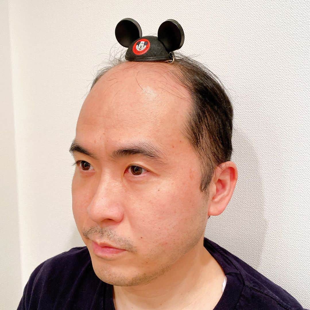 斎藤司のインスタグラム：「ディズニーいったら 帽子ちいさくなってたね 頭成長だね  #ディズニーシー #ディズニーコーデ #帽子コーデ #ディズニーコーデ  #金具ほぼ刺さってる #やっぱ  #夢の国 #帰りはまた明日からのこと考えちゃう #プーさんが好き #ぺーさん」