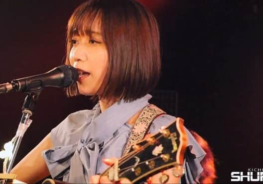 辻詩音さんのインスタグラム写真 - (辻詩音Instagram)「オンラインライブ、明後日になりました🎤 この日はわたしが「Candy kicks」でデビューした日です。 ギターの一平ちゃんと、パーカッションのかんちゃんも参加してくれます🥁🎸 アーカイブは10日間残りますが、できればリアルタイムでコメントしながら観てくれたら嬉しいなー👸 みんなからもらったコメントもいくつか紹介しながら、展開していこうと思うよー！！ 2枚目、3枚目は前回シャッフルでやったときの写真。 いまミックスしてて、この曲はやく聴いてほしいけど、本番まで我慢。笑  https://twitcasting.tv/shionnu10/shopcart/35533  #辻詩音 #シオンヒットスタジオ #オンラインライブ #onlinelive #tsujishion #music #singersongwriter」11月10日 21時21分 - shiontsuji