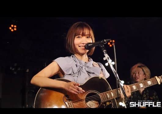 辻詩音さんのインスタグラム写真 - (辻詩音Instagram)「オンラインライブ、明後日になりました🎤 この日はわたしが「Candy kicks」でデビューした日です。 ギターの一平ちゃんと、パーカッションのかんちゃんも参加してくれます🥁🎸 アーカイブは10日間残りますが、できればリアルタイムでコメントしながら観てくれたら嬉しいなー👸 みんなからもらったコメントもいくつか紹介しながら、展開していこうと思うよー！！ 2枚目、3枚目は前回シャッフルでやったときの写真。 いまミックスしてて、この曲はやく聴いてほしいけど、本番まで我慢。笑  https://twitcasting.tv/shionnu10/shopcart/35533  #辻詩音 #シオンヒットスタジオ #オンラインライブ #onlinelive #tsujishion #music #singersongwriter」11月10日 21時21分 - shiontsuji