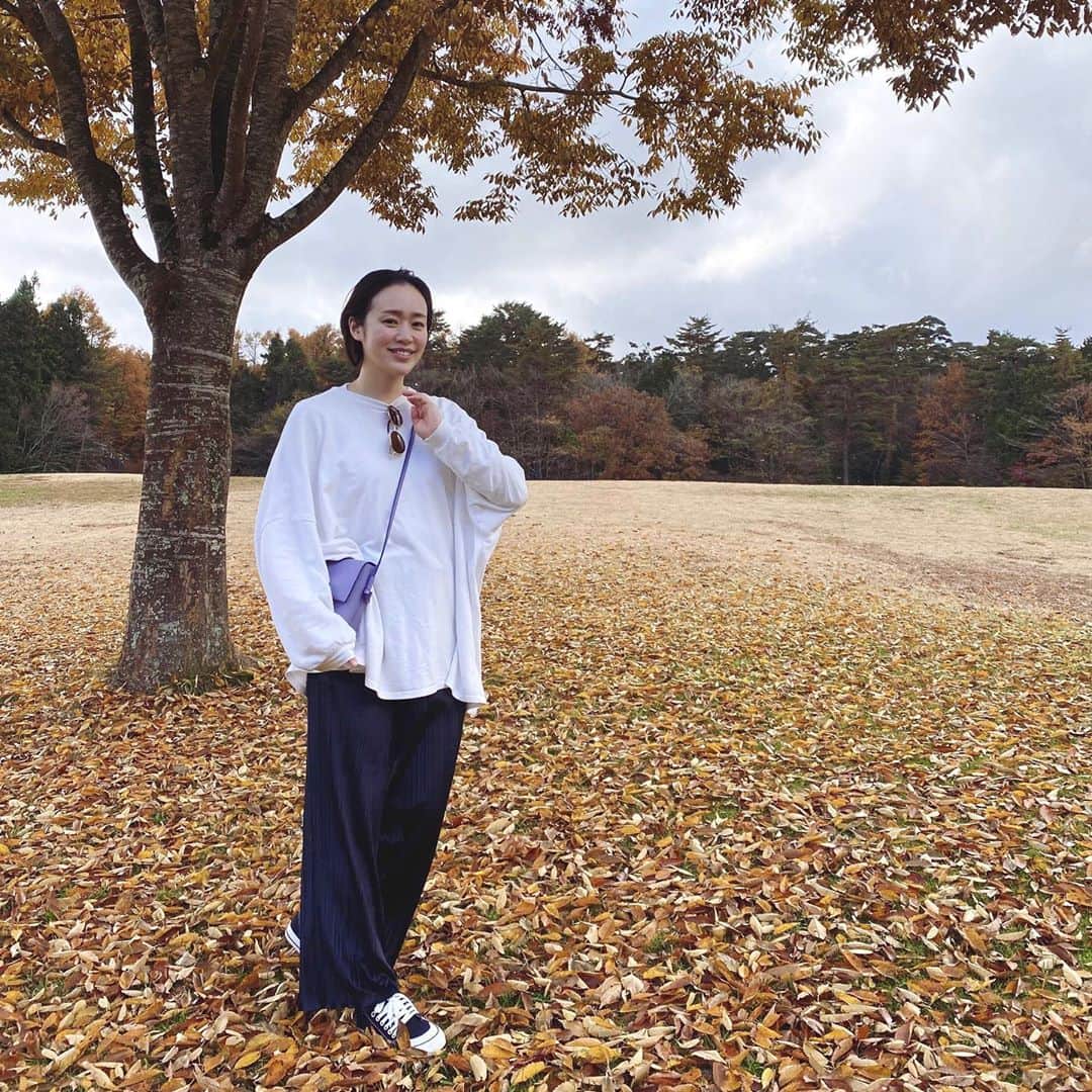 sayumi katoさんのインスタグラム写真 - (sayumi katoInstagram)「長時間の車移動の日で楽ちんコーデ。﻿ モノトーンで紅葉がより映えました。﻿ パンツは秋冬用にベロア素材のプリーツパンツを新調。 (色違いでブラウンも買いました)﻿ ﻿ ﻿ ﻿ #jewelry_ume#シンプルコーデ#スニーカーコーデ#プリーツパンツ#秋コーデ#ママコーデ」11月10日 21時21分 - say_ume