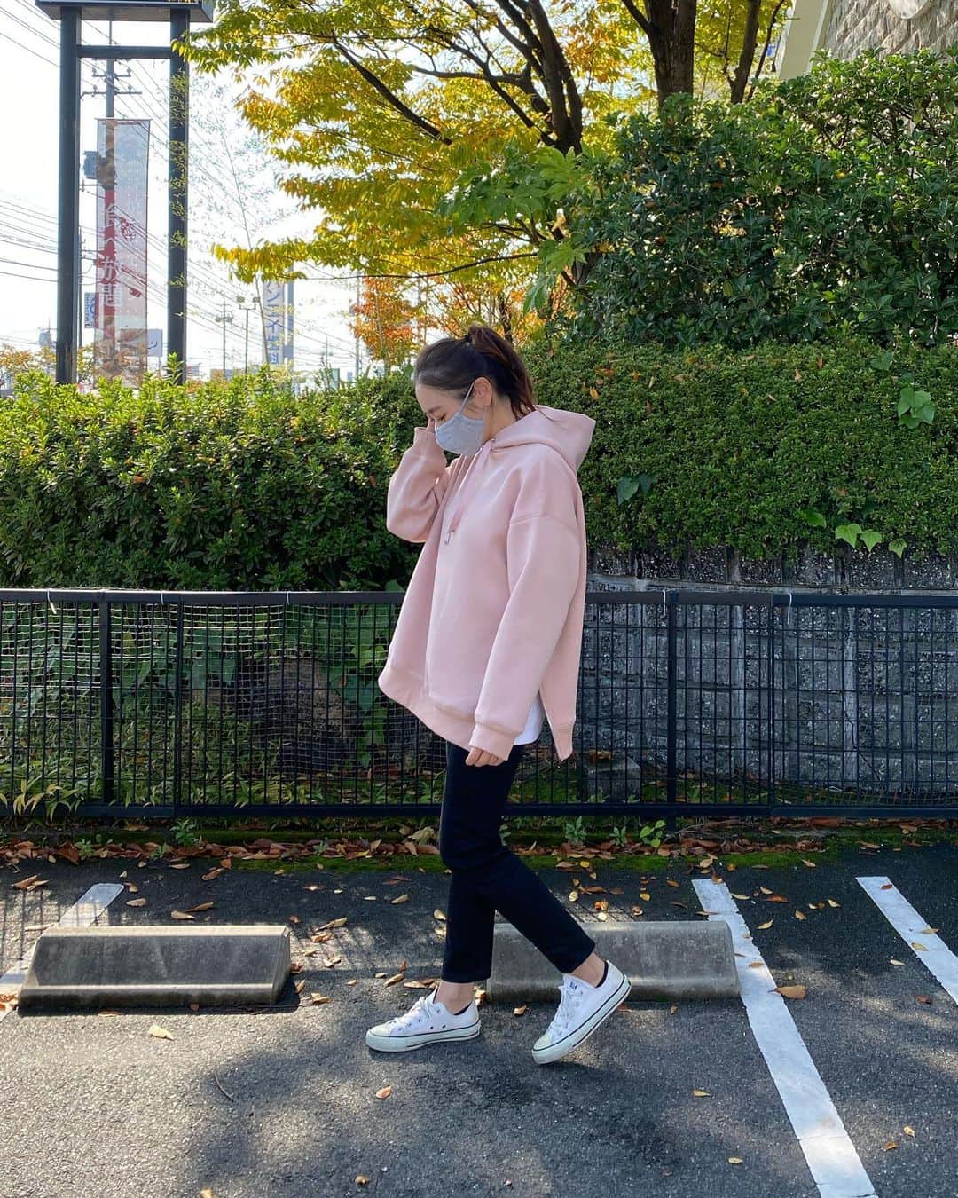Keikooooooのインスタグラム：「先日の#運動会コーデ 一目惚れしたParkerは、@myine_my さんのもの。 横のスリットやら、フードの立ち上がりから、 くすみピンクカラーから、全て一目惚れでした💖 背負ってるのは、リュックになるマットでつ。（ずっと使ってる20年もの笑。）  Parker @myine_my  pants @uniqlo  . ムスメの成長した姿を見れたことや、一緒に行進したり、他の父母さんとの交流も、想像以上にすっごく楽しかったな🌿動画や写真に残したい気持ちと目に焼き付けたい気持ちと忙しかったです笑。 この日のために、準備してくださった先生方に本当に感謝しかない。ムスメがすごく成長しているのも預け始めてからだなぁと。来年の運動会も楽しみ楽しみ🌟😊 #運動会 #女の子ママ #ママコーデ」