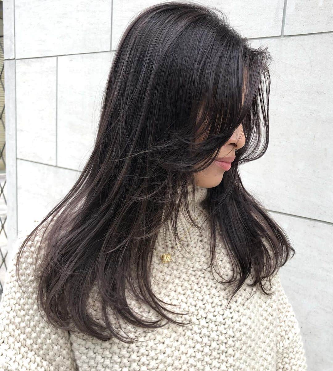 のインスタグラム：「🌫 effortless cut 🌫 【ラフで色気のある女性】 【シンプルで品があるヘアー】 【ヌーデイーなカラー】 この３つにこだわります。 . 【エフォートレスカット】 ◉ラフに決まるセットも簡単なカット. ◉飾らず、抜け間のある雰囲気に！ ◉軽やかで美しい女性. . . 【bangs!!】 ◉色気が増すハンパ丈な前髪 ◉憧れの横顔美人 ◉いい女は顔回りにbangs! . .  【ブルネットアッシュ】 ◉ダントツ艶々のブルネットカラー ◉大人の色気が確実に出る ◉肌を綺麗に見せるツヤ肌効果あり  #effortlesscut#balayage#highlight#shadowroot#ombre #オンブレ#オンブレカラー#ブルネット#ハイライト#バレイライト#バレイヤージュ#海外ヘアー#リアル海外ヘアー#ラフカット#エフォートレスカット#ラフで適当がカッコいい#ラフで色気のあるヘアー#キャメルブラウン#SHIMA#色気#セクシー#sexy#ラフ#クール#髪型ではなく色気を買う時代」