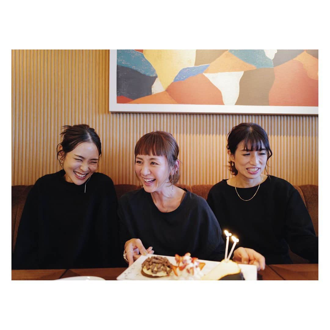 土井地恵理子さんのインスタグラム写真 - (土井地恵理子Instagram)「ちょっと早いBirthdayをお祝いしてもらった！  もう8年？9年？？くらいになるだろうか？ 愛すべき仲間たち✨✨ たくさん笑って刺激ももらう。 今日も会話は多岐に渡り、、🤣 ほんとにありがとう〜！！ love you guys😘  インスタでよく見るところで 撮るよね〜📷  #thankyou #birthday #friends #belcomo #ベルコモ　#昼シャン」11月10日 21時22分 - ericodoiji