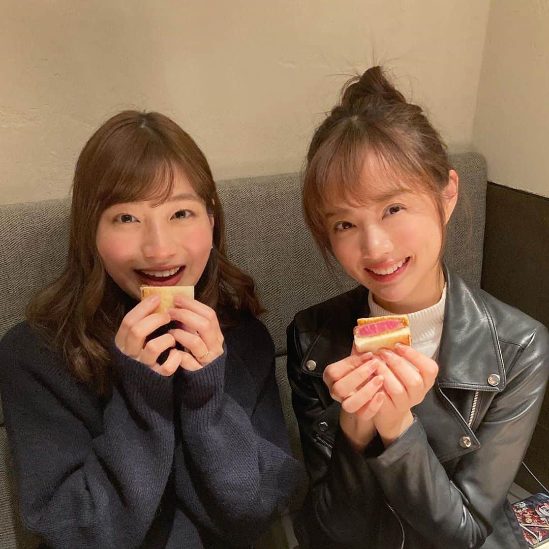 のインスタグラム：「久しぶりになぴちゃんと会ってうしごろさんに焼肉行ってきたよー🥓✨  なぴちゃんとは1年ぶりぐらいに会ったのかな？でも全然久しぶり感ないし、盛り上がりすぎて最後のお客さんになるまで長く話し込んでしまった😂😂  いつもありがとうなぴちょこ🍫💓  今回極みコースを食べたんだけど 18品も出てきたからこれで1万は本当にコスパ良い😭 皆さんはお腹空いてる時に行ってください、ぜったい！ww  レアカツサンド好き！！最後に載せたドラゴンカルビ🐉の動画もぜひお楽しみください（🍚を用意しながら）（映像と音でご飯3杯いけます🍚）  #うしごろ #焼肉 #おいしい #肉食女子 #焼肉好きな人と繋がりたい #焼肉デート #ushigoro #うしごろ横浜店 #ushigorobanbina #ushigorokan」