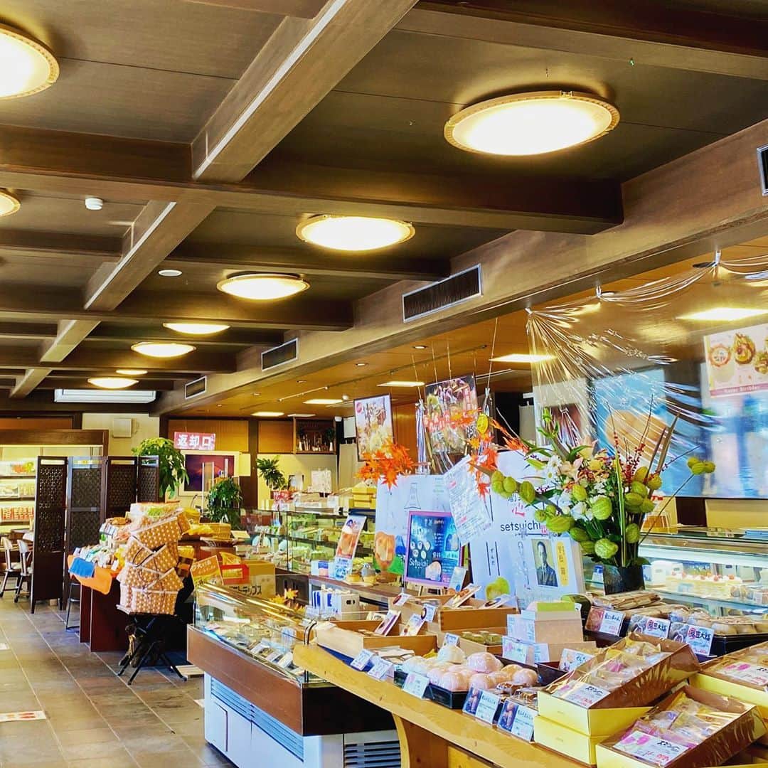 畑亜貴さんのインスタグラム写真 - (畑亜貴Instagram)「お菓子屋さんの2階に驚きの時計＆オーディオミュージアムが！展示に圧倒された後の、あまから団子美味しかったです。」11月10日 21時41分 - akihata.jp