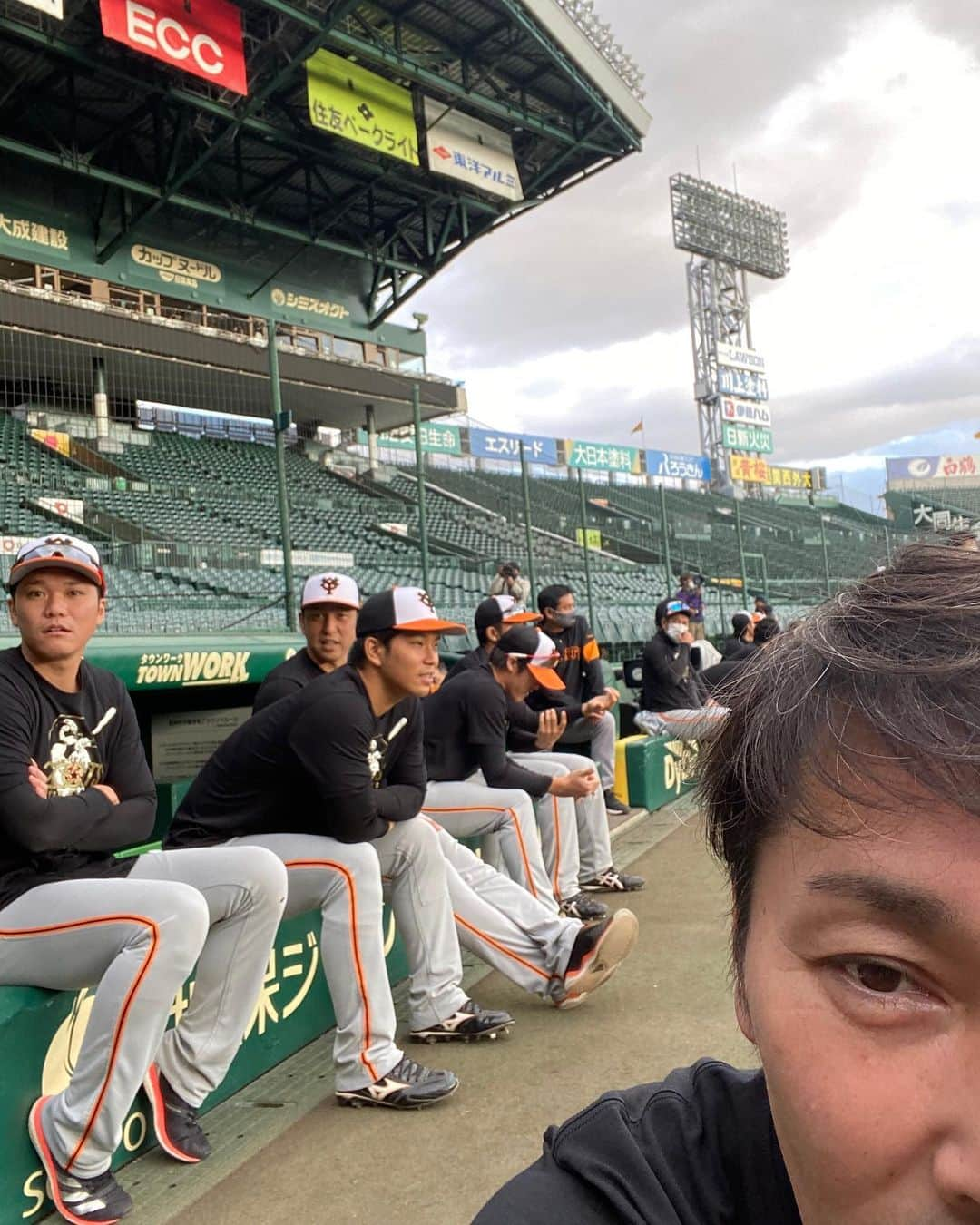 元木大介さんのインスタグラム写真 - (元木大介Instagram)「今日もお疲れ様でした 甲子園最後の試合  2000本安打 坂本選手おめでとうございます㊗️ と言う事でお祝いTシャツ👕 でみんなで集合写真を撮りました😉  その前にプライベート写真を撮ったぜ👍😆 おめでとうございました🎵  藤川投手現役生活お疲れ様でした さらば火の玉ボール #元木の一言  #元木大介 #日本 #japan #プロ野球 #野球 #読売ジャイアンツ #ジャイアンツ #巨人 #giants #baseball #通算2000安打 #HAYATO2000  #HAYATOMETER2000 #坂本勇人 選手 #中島宏之 選手 #炭谷銀仁朗 選手」11月10日 21時41分 - motoki_daisuke