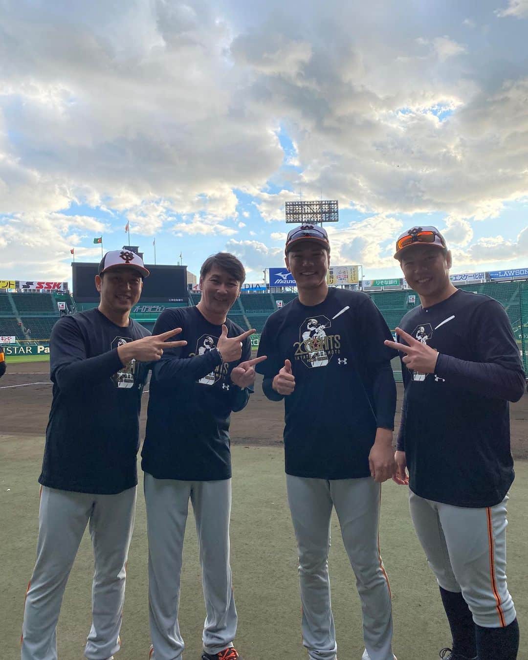 元木大介のインスタグラム：「今日もお疲れ様でした 甲子園最後の試合  2000本安打 坂本選手おめでとうございます㊗️ と言う事でお祝いTシャツ👕 でみんなで集合写真を撮りました😉  その前にプライベート写真を撮ったぜ👍😆 おめでとうございました🎵  藤川投手現役生活お疲れ様でした さらば火の玉ボール #元木の一言  #元木大介 #日本 #japan #プロ野球 #野球 #読売ジャイアンツ #ジャイアンツ #巨人 #giants #baseball #通算2000安打 #HAYATO2000  #HAYATOMETER2000 #坂本勇人 選手 #中島宏之 選手 #炭谷銀仁朗 選手」