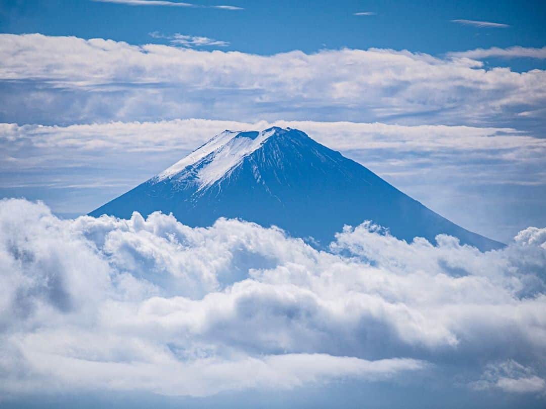 藤代冥砂さんのインスタグラム写真 - (藤代冥砂Instagram)「やっぱり富士山はいいな。  外国人に自分の名前を伝えるときに、マウントフジのフジだよ(字は違うけど)、とよく言ってたのを思い出す。 ネパールでは、わしのことをフジって呼ぶ人が多かった。 富士に初めて登ったのは、9歳の時。 コットンのシャツとウールのセーターとビニール合羽という仕様だったはず。靴はスニーカー。登山用品なんて持ってなかったし。親父が叔父に適当に預けて送り出した夏休みの1日。速乾素材やゴアッテクスはこの世に存在してなかった。 あの時見た火口の恐ろしさと崇高は、その後のわしにビートルズと同じくらいの影響をたっぷりと与えた。 そんなお富士さん。  #富士山　#mtfuji」11月10日 21時42分 - meisafujishiro