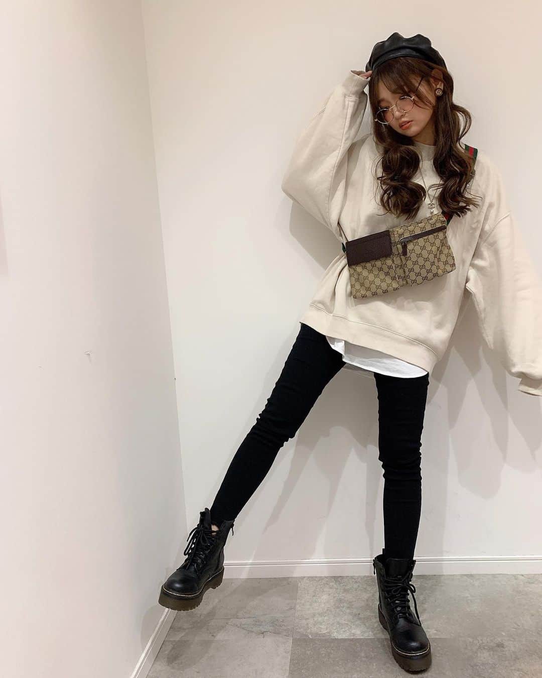いっちゃん/嶋津 いつみのインスタグラム：「.  . 今日のコーデいっぱい質問いただいたので 全身はこんな感じでした🥳❤️ . . . . スウェットは @gu_global  . . インナーのTシャツは @lowrysfarm_official  . . ボトムスとブーツは 韓国系のネットでテキトーに買ったやつ🤔💨 . . 最近よく活躍してる帽子は @whoswhochico  . . . このボトムスめっちゃ安かったけど 細見えするから優れもんやった💓 . 帽子はこれかぶるだけで 今年っぽいオシャレな感じになるから めちゃヘビロテ中🤘🏻✨ . . . .  #関西  #関西サロモ  #サロンモデル #サロモ #いっちゃん  #フリーモデル #関西モデル  #あざといっちゃん #かわいっちゃん #いっちゃんコーデ  #ブライダルモデル #アレンジモデル #ヘアカラー  #ヘアアレンジ #くしゃ顔 #ootd #カジュアルコーデ #コーデ #プチプラコーデ」