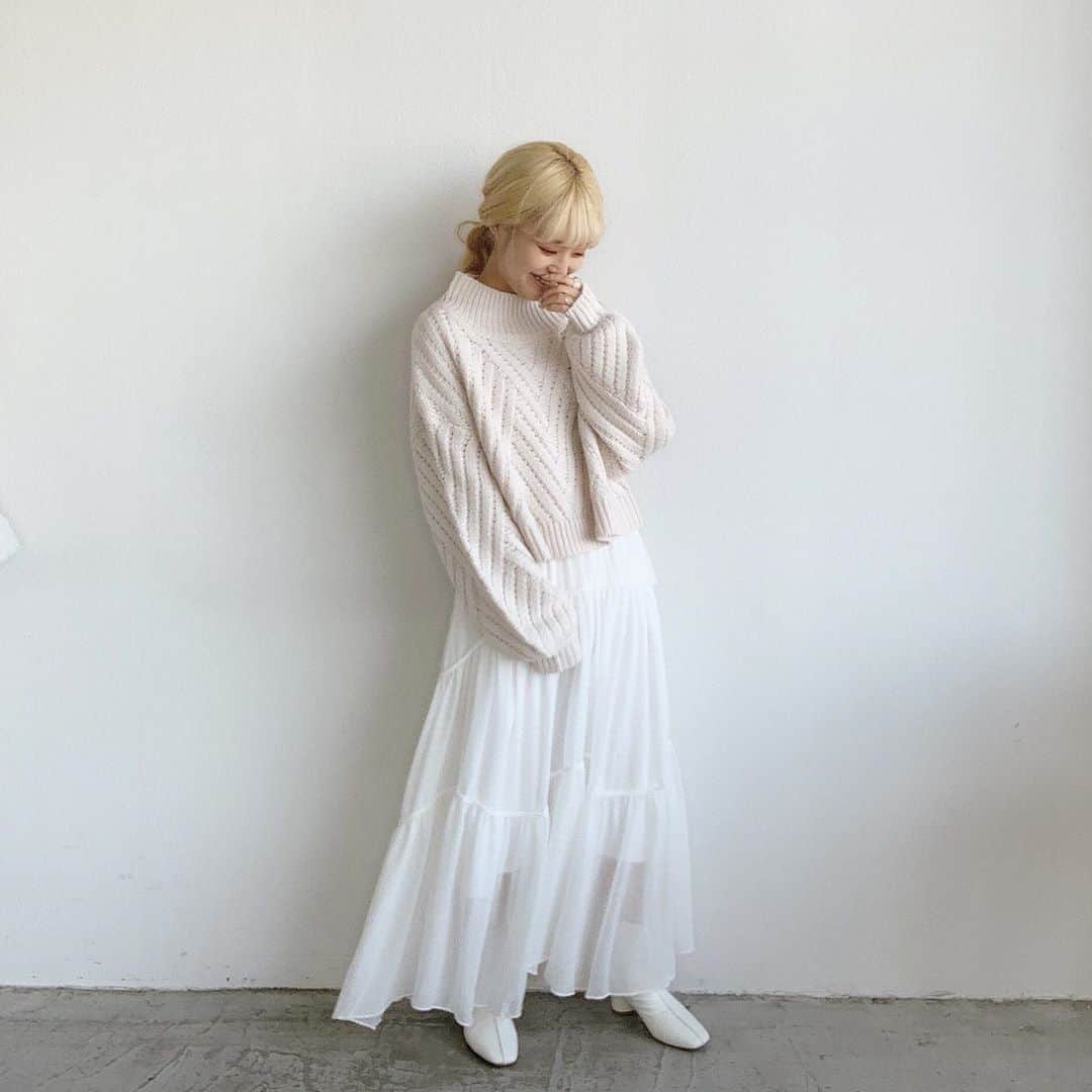 Vannie Officialのインスタグラム：「⠀  【VANNIE U  ハイネックぽこぽこショートニット】3,500+tax ⠀  すっきり丈でバランス神ニット♡  ⠀ 《styling》 凹凸のある表面と他にはない編み柄でかわいさUP♡ 秋冬のスタイリングに欠かせないニットプルオーバーが登場♪ さっぱりとデニム合わせはもちろん、ボリュームスカートやレザーボトムとの相性も◎ ブラウスやカットソーの上に着て、インナーの裾を出したレイヤードスタイルもおすすめ！  ⠀ 《detail》 ハイネックとボリューム袖がトレンドライクな雰囲気を演出します♪ コンパクトなサイズ感ながら全面に施された大胆な編地で存在感抜群の1枚に仕上げました◎ 着丈が短めなので重たくならずすっきりとしたスタイリングが楽しめます！  ⠀ 《fabric》 チクチク感のない暖かい風合いのニット使用 ⠀ ⠀ ⠀ #vannie_u#ヴァニーユー #ZOZOでしか買えない⠀⠀ お問い合わせはDMまでご連絡ください‪‪☺︎‬」