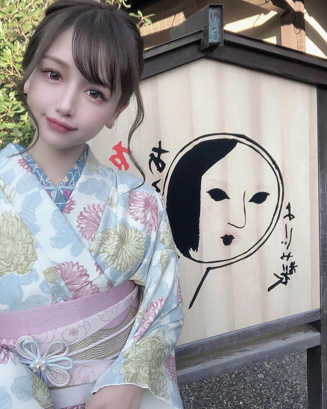yuu__aaaのインスタグラム：「. .  よーじや👘❤︎ . #京都#よーじや #よーじやカフェ #京都グルメ #kyoto #kyotojapan #京都観光 #京都旅行 #着物#浴衣#ヘアアレンジ#FENDI」