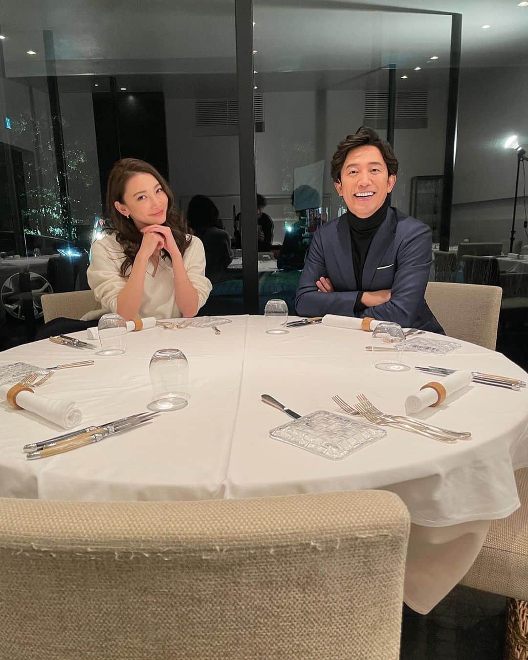 里海のインスタグラム：「久しぶりの爽やかな @sakurai_takashi 君と 撮影🙂 たくさん笑いました😄  iPhone 12で撮ってくれました✨ 画像が、綺麗❗️ 私も早く欲しいなぁ〜🥺🥺 羨ましい🥺  手前の椅子を入れる　@yukimatsuda123 さん画角！w」