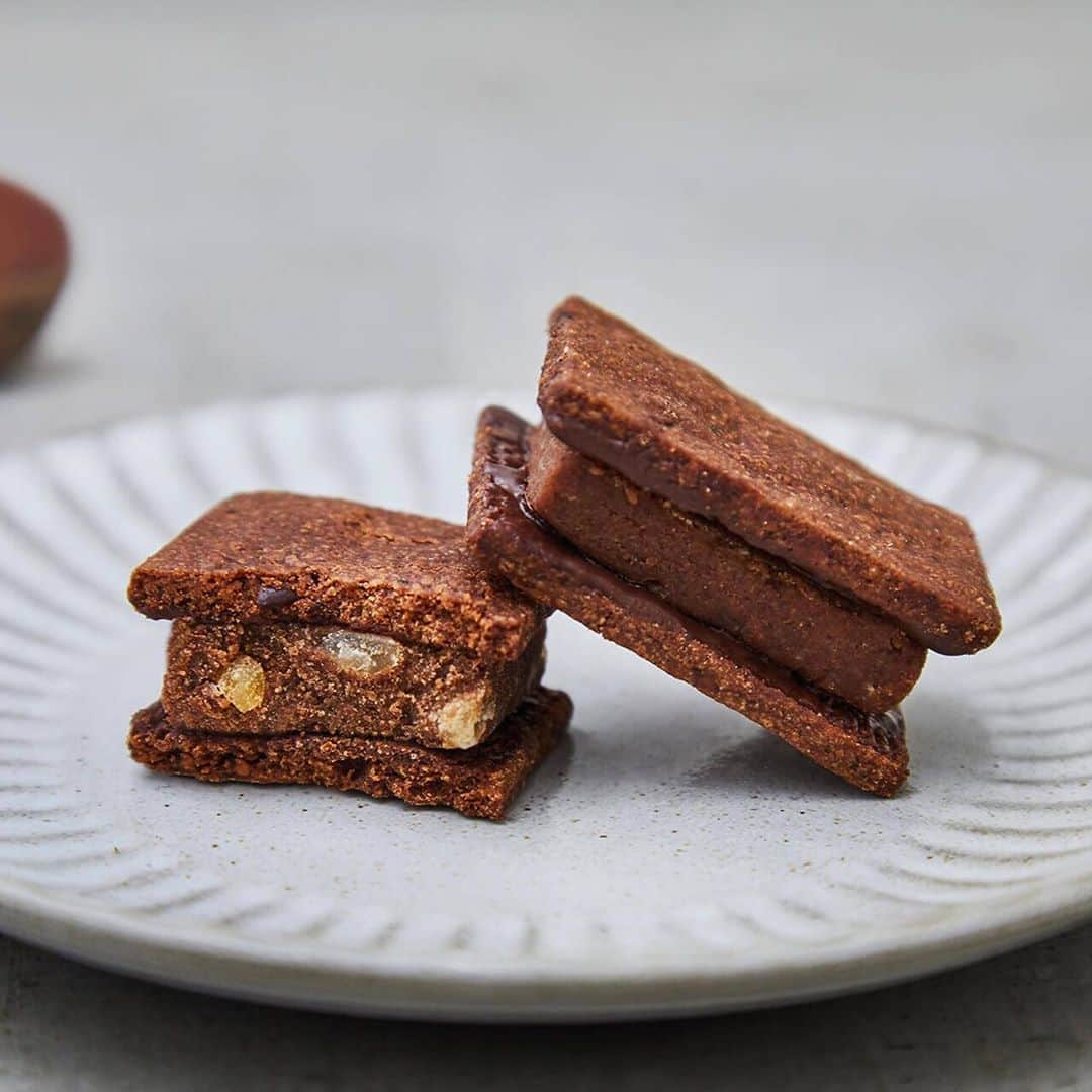 Minimal-BeantoBarChocolate-さんのインスタグラム写真 - (Minimal-BeantoBarChocolate-Instagram)「＼いよいよ最後📢／﻿ 前回即完売した、秋限定「チョコレートサンドクッキー -マロン-」のWEB最終予約受付を11/11(水)10時～開始します🌰﻿ ﻿ 通常の2倍チョコレートが入ったクッキー生地で、マロンたっぷりのガナッシュをサンドしました。﻿ ﻿ #MinimalChocolate #MinimalBeanToBarChocolate #BeanToBar #BeanToBarChocolate #craftchocolate #ミニマルチョコレート #ミニマルビーントゥバーチョコレート #ビーントゥバー #板チョコ #クラフトチョコレート #カカオ #スイーツ部 #手土産 #東京カフェ #カフェ巡り #東京グルメ #tokyo #おやつの時間 #今日のおやつ  #限定スイーツ #チョコレート #パティスリー #代々木上原 #代々木上原グルメ #代々木上原カフェ #ガトーショコラ #サンドクッキー #クッキー #」11月10日 21時43分 - minimal_beantobarchocolate