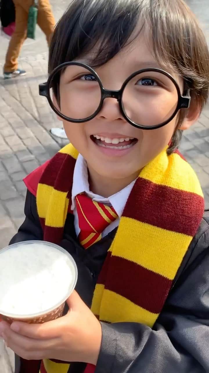 ひかるのインスタグラム：「. Happy Halloween👻🎃✨ ← . #🍻 #halloween #usj #Harrypotter #ハリーポッター #グリフィンドール #6歳 #息子 #男の子 #男の子ママ #ユニバ  #仮装 #時差投稿  #時差スタグラム」