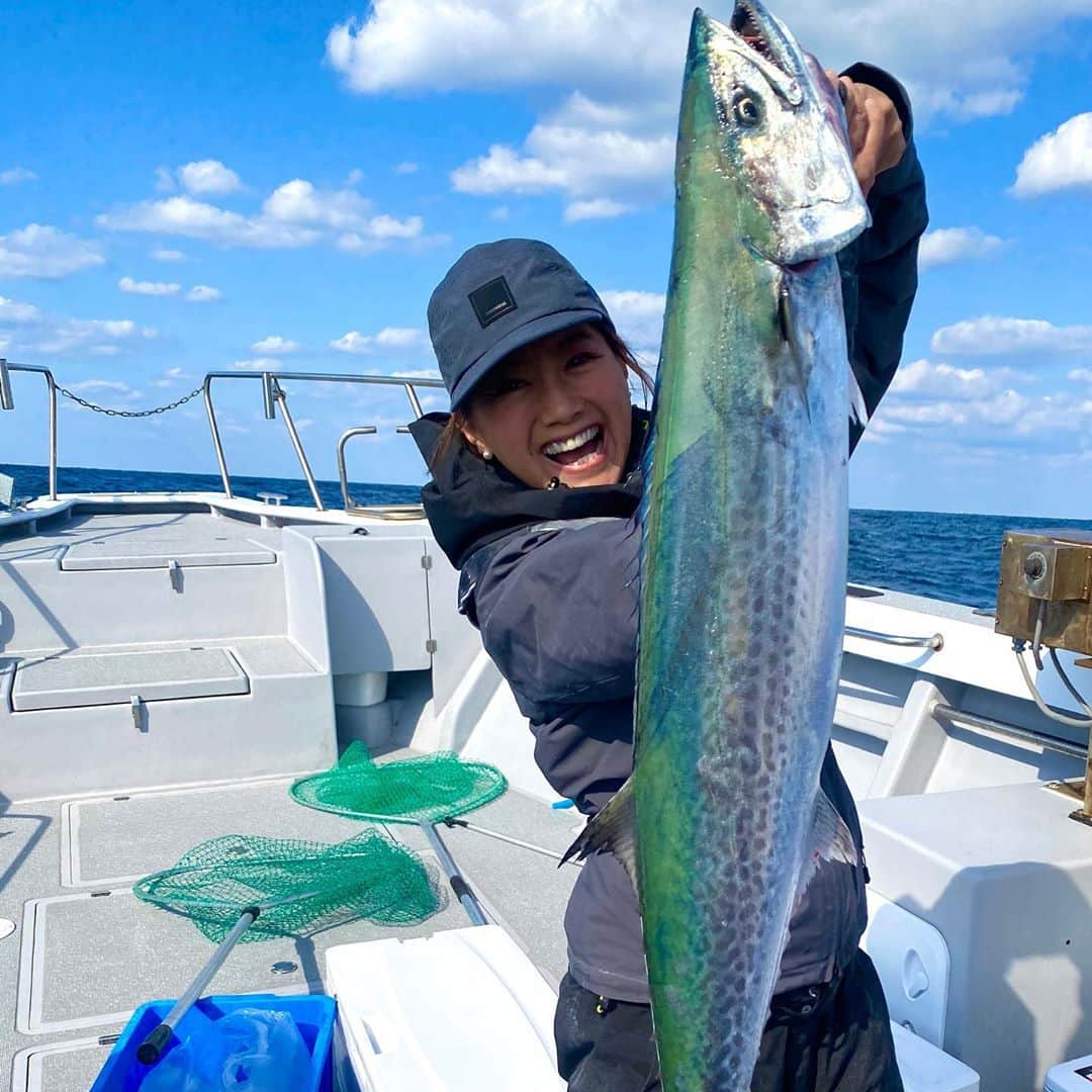 福島和可菜さんのインスタグラム写真 - (福島和可菜Instagram)「BIGなアカヤガラ🐟に続いては…  BIGなサワラ🐟  キタァーーーーーー‼️‼️‼️‼️‼️  何と‼️‼️‼️5kgオーバー😳😳😳😳😳  これも絶対に美味しいヤツじゃー😭❤️  時化の大波運にも恵まれていますが、 大物運にも恵まれている😭  嬉しい出会いに心から感謝✨✨✨✨✨  #アカヤガラ #からの #big #サワラ #高級魚 #5 #kg #over #メタボ #笑 #美味しそう #fish #ありがとう #魚運 #感謝 #Love #fishing #フィッシング #釣り #楽しい #最高 #海 #SHIMANO #active #ambassador #outdoor #🌊 #🎣 #🐟 #❤️」11月10日 21時45分 - fukushimawakana