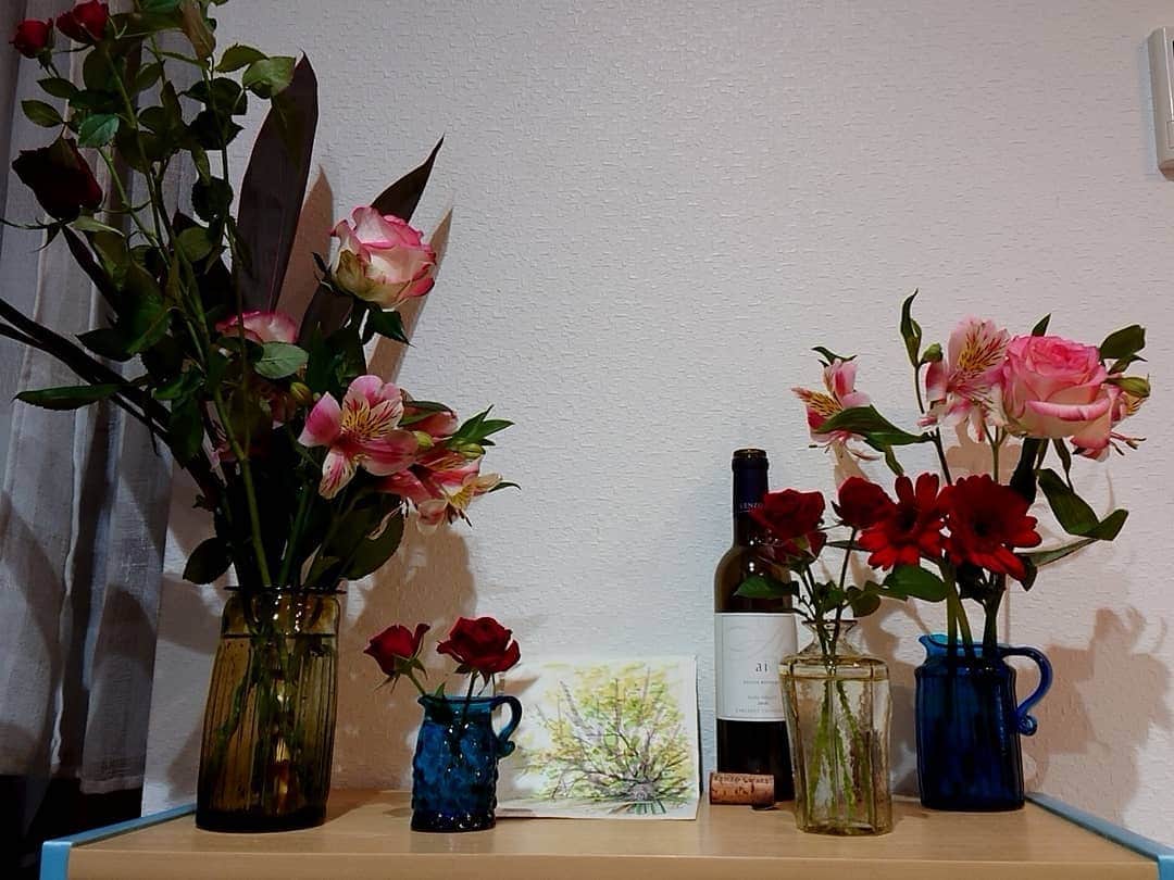 上田藍さんのインスタグラム写真 - (上田藍Instagram)「✨💐Flower💐✨  お祝いにいただいた素敵な花束を、趣味で集めている花瓶達にそえて飾りました～🤗💛 部屋に彩りがでて幸せな気持ちになりますね😊ありがとうございます🍀 #flowerlife🌹 #母の描いた絵と🖌️ #お祝いワイン🍷と共に💕 #感謝」11月10日 21時45分 - ai_love_tri