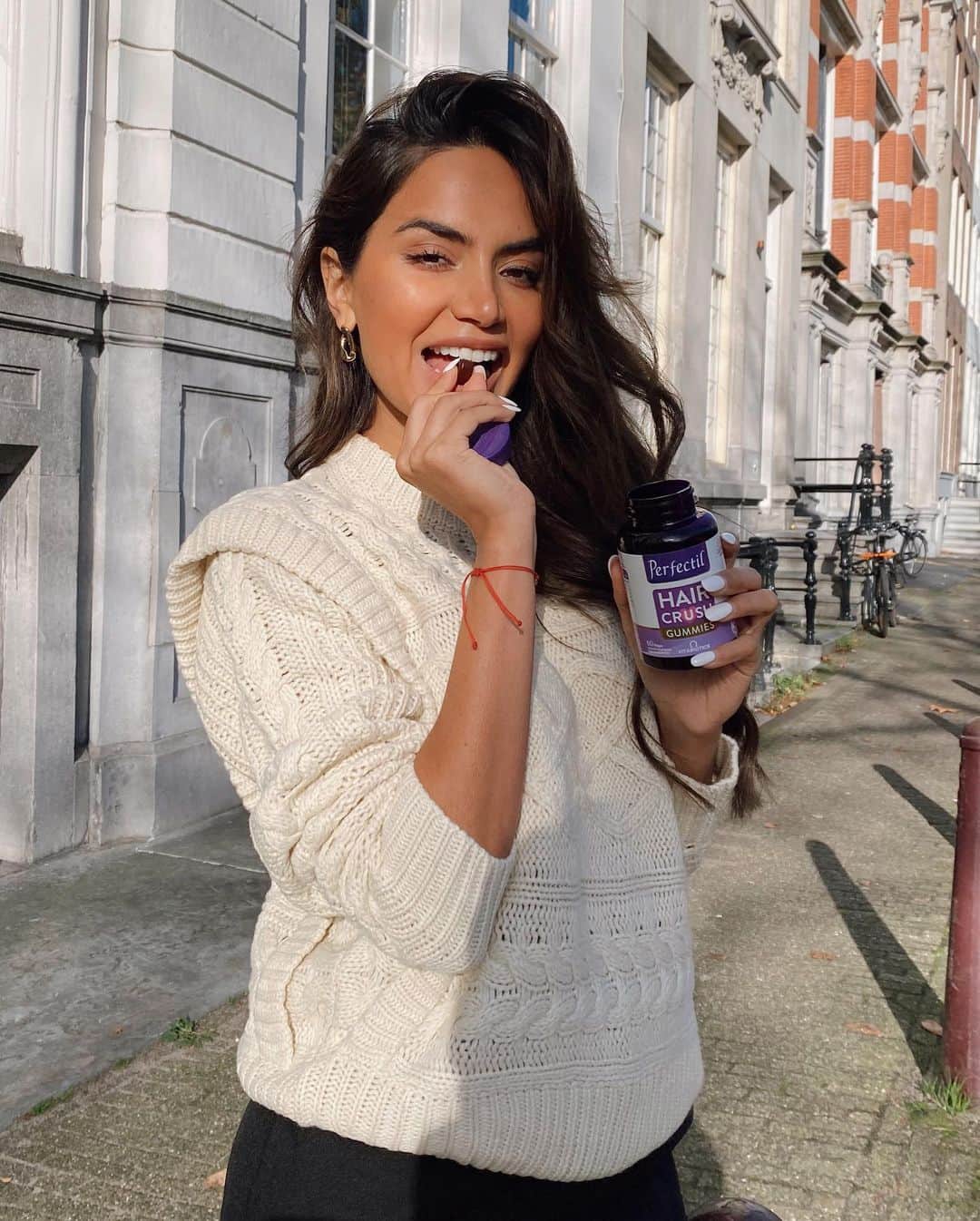 Diipa Büller-Khoslaさんのインスタグラム写真 - (Diipa Büller-KhoslaInstagram)「AD  What are your healthy hair habits? Over the last few months, I've been taking my #PerfectilHairCrush gummies every day, they contain 21 nutrients including biotin which contributes to normal hair. and honestly that has made such a big difference. Incorporating them into my daily routine was so easy as they also taste so yummy 💜🙏🏽 @PerfectilOfficial. Another one of my tips is to massage your scalp everyday for 1 to 2 minutes to give your hair some growth boost and of course my mum's amazing hair oil she revealed in the last hair video!  I'd love to hear what you've been doing to keep your hair looking and feeling healthy!  #BeautyFromWithin」11月10日 21時45分 - diipakhosla