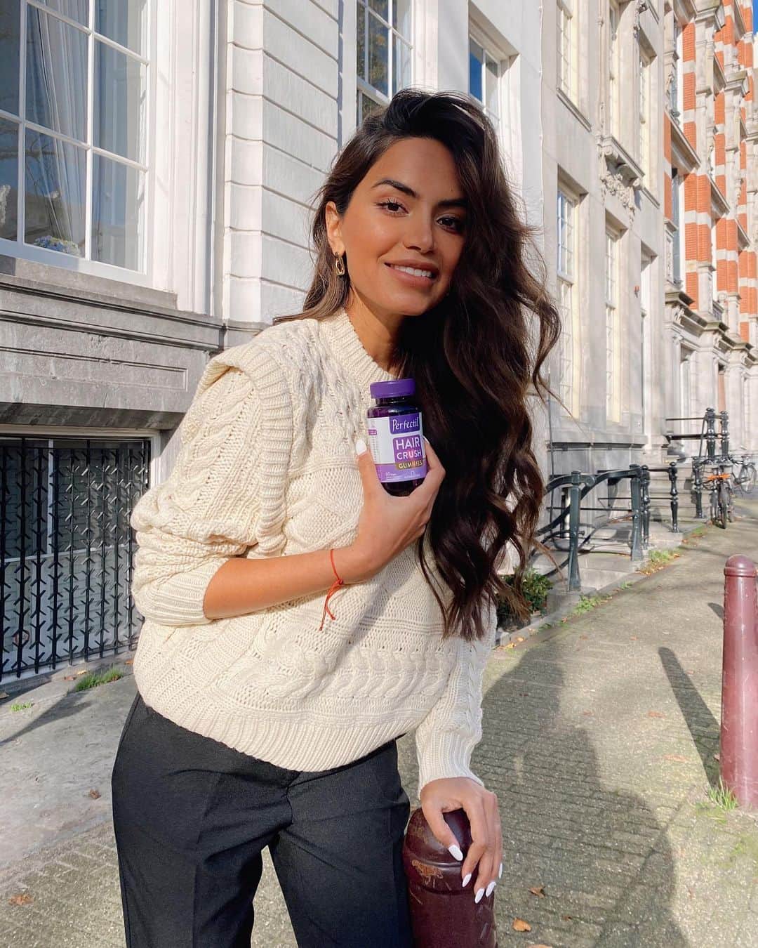 Diipa Büller-Khoslaのインスタグラム：「AD  What are your healthy hair habits? Over the last few months, I've been taking my #PerfectilHairCrush gummies every day, they contain 21 nutrients including biotin which contributes to normal hair. and honestly that has made such a big difference. Incorporating them into my daily routine was so easy as they also taste so yummy 💜🙏🏽 @PerfectilOfficial. Another one of my tips is to massage your scalp everyday for 1 to 2 minutes to give your hair some growth boost and of course my mum's amazing hair oil she revealed in the last hair video!  I'd love to hear what you've been doing to keep your hair looking and feeling healthy!  #BeautyFromWithin」