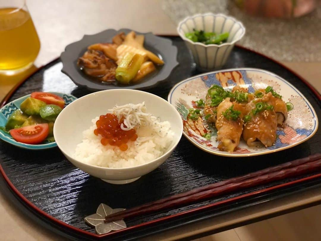 伊藤京子さんのインスタグラム写真 - (伊藤京子Instagram)「. 夕ごはん🍚 茄子チーズの豚肉巻きや春菊ナムル、アボカドサラダ、鶏豆腐などでした！ 鶏豆腐は鶏肉と葱を焼いて焦げ目をつけてから伊藤ゆりちゃんにもらったアゴ出汁と少しの調味料で味付け。 出汁が効いてて美味しかったな✨ ほっこりほっこり☺️❤️ . #ゆりちゃんありがとう#兵四郎だし  #おうちごはん #伊藤のおうちごはん #家ごはん」11月10日 21時58分 - kyoko_ito1128