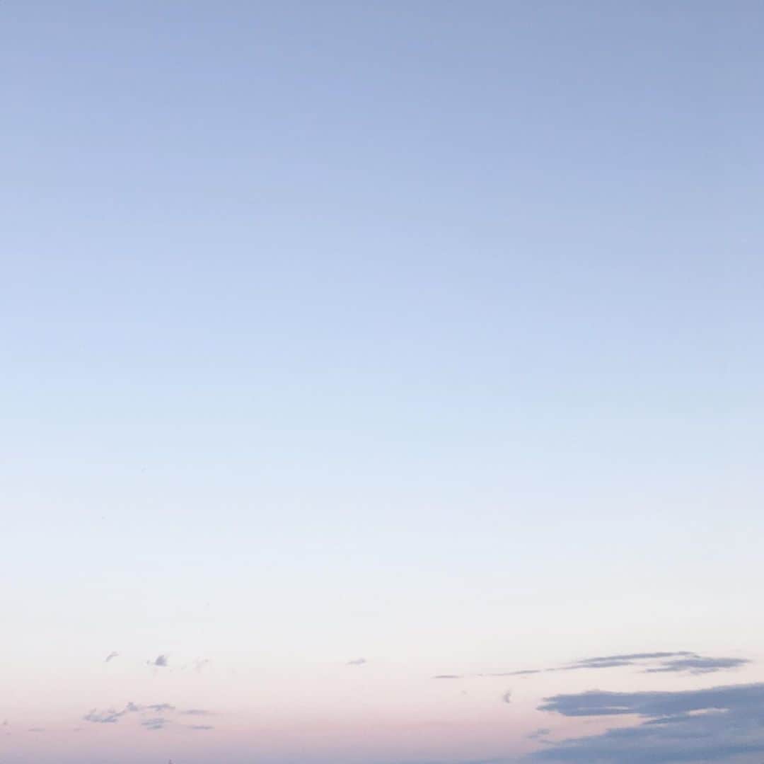 中野みやびのインスタグラム：「虹色の空  #空 #虹色 #sky #rainbow #虹 #colorful #綺麗 #blue #pink #yellow #red #雲 #中野みやび #みやび」