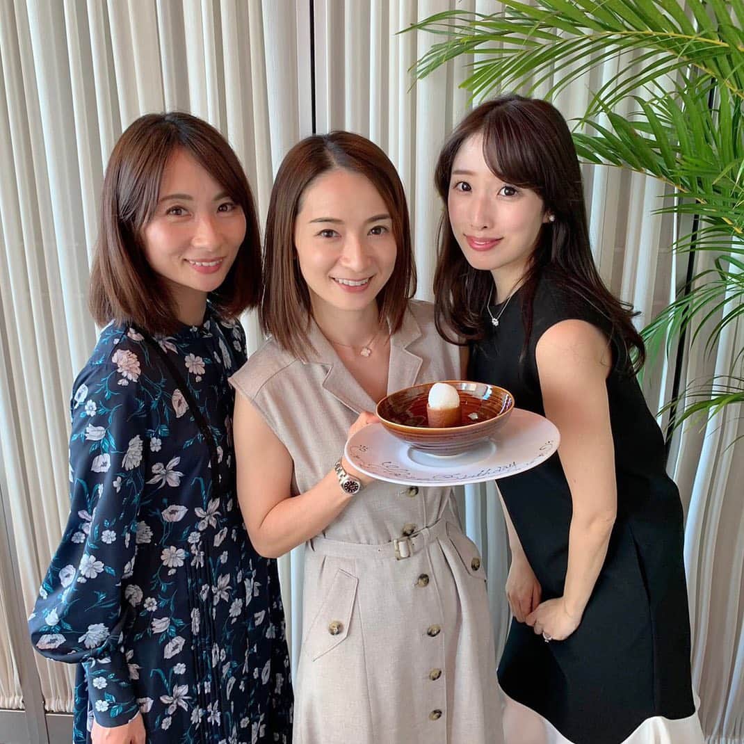 吉田早織のインスタグラム：「・﻿ 🎂💕﻿ ﻿ ﻿ @watanabe_mayuko @chiharukoshiba と @sens_et_saveurs でランチ🍽﻿ ﻿ ﻿ ﻿ 子連れに優しくてお料理もとーっても美味しかったので﻿ また行きたいお店☺️🍽﻿ ﻿ ﻿ ﻿ ﻿ ﻿ #子連れランチ #丸の内 #フレンチ﻿ #ランチ #french」