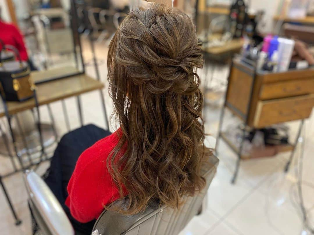 岡英里さんのインスタグラム写真 - (岡英里Instagram)「女子会❤️  ヘアアレンジは　@cupola_omotesando のまなみさんにお願いしたよー💕  ありがとうございました😊❤️  初の3人だったけど女子トークで盛り上がった🤣🤣🤣笑  ご飯も美味しくてお酒も進んだよー👌❣️  次のこの女子会は前からずーっとやってみたかったあの企画を実行してみます🥺💓  年末の個展も楽しみ☺️💓  楽しみが増えて幸せ❤️  #女子会 #定例会 #焼き鳥 #やきとり #ヤキトリ #焼き鳥好き #美味しい #おいしい #美味しかった #アート女子 #art #楽しかった #夜ご飯 #ディナー #裏メニュー #素敵 #友達 #幸せ #happy #friends #japapnese #good」11月10日 21時53分 - okaeri0424