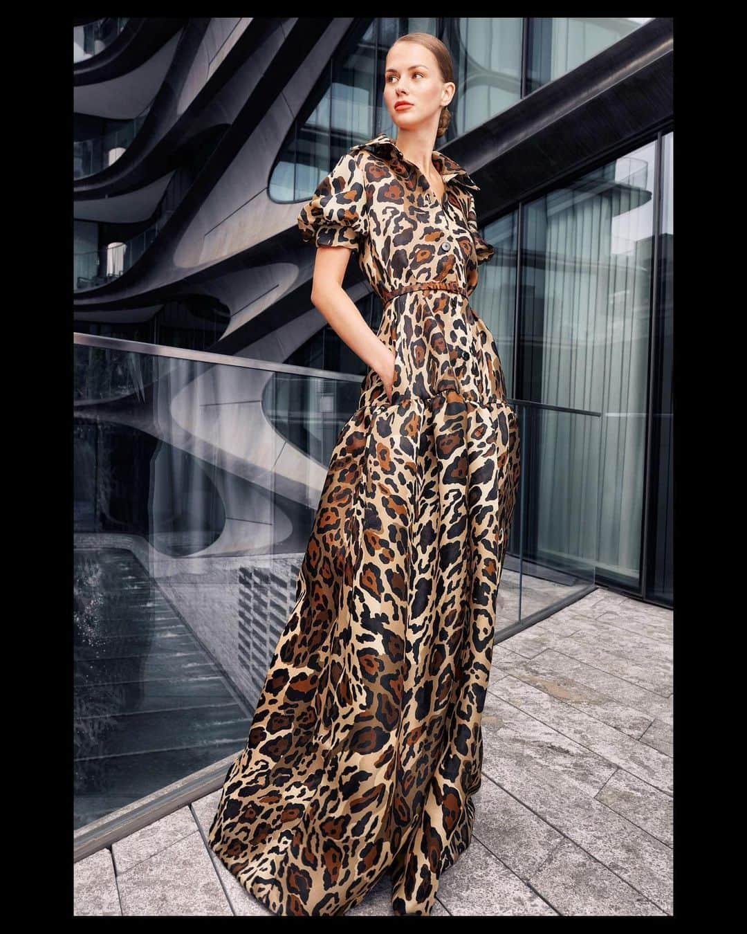 ナイーム カーンさんのインスタグラム写真 - (ナイーム カーンInstagram)「Leopard shirt gown. Naeem khan S/S2021. #leopardprint #neimanmarcus #bergdorfgoodman @neimanmarcus @bergdorfs」11月10日 21時55分 - naeemkhannyc