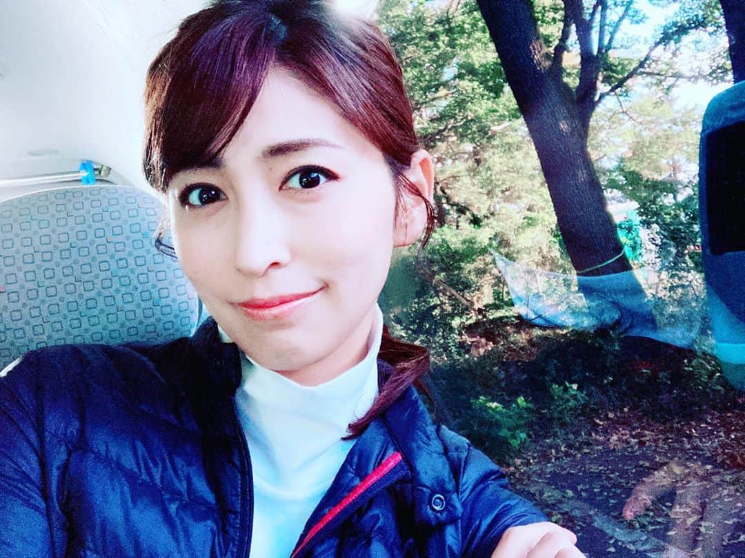 長谷部瞳のインスタグラム：「＊ 撮影現場が山の方だったから寒かったー！ 衣装の中に、ヒートテックとライトダウン仕込んで頑張りました。笑  私にとって、ひとつの目標が叶った作品💕 情報解禁したらお知らせしますね♪  #登山 #紅葉 #秋晴れ #ヒートテック #ウルトラライトダウン #ユニクロイネス #寒いの苦手 #防寒対策 #ロケバスの中から」