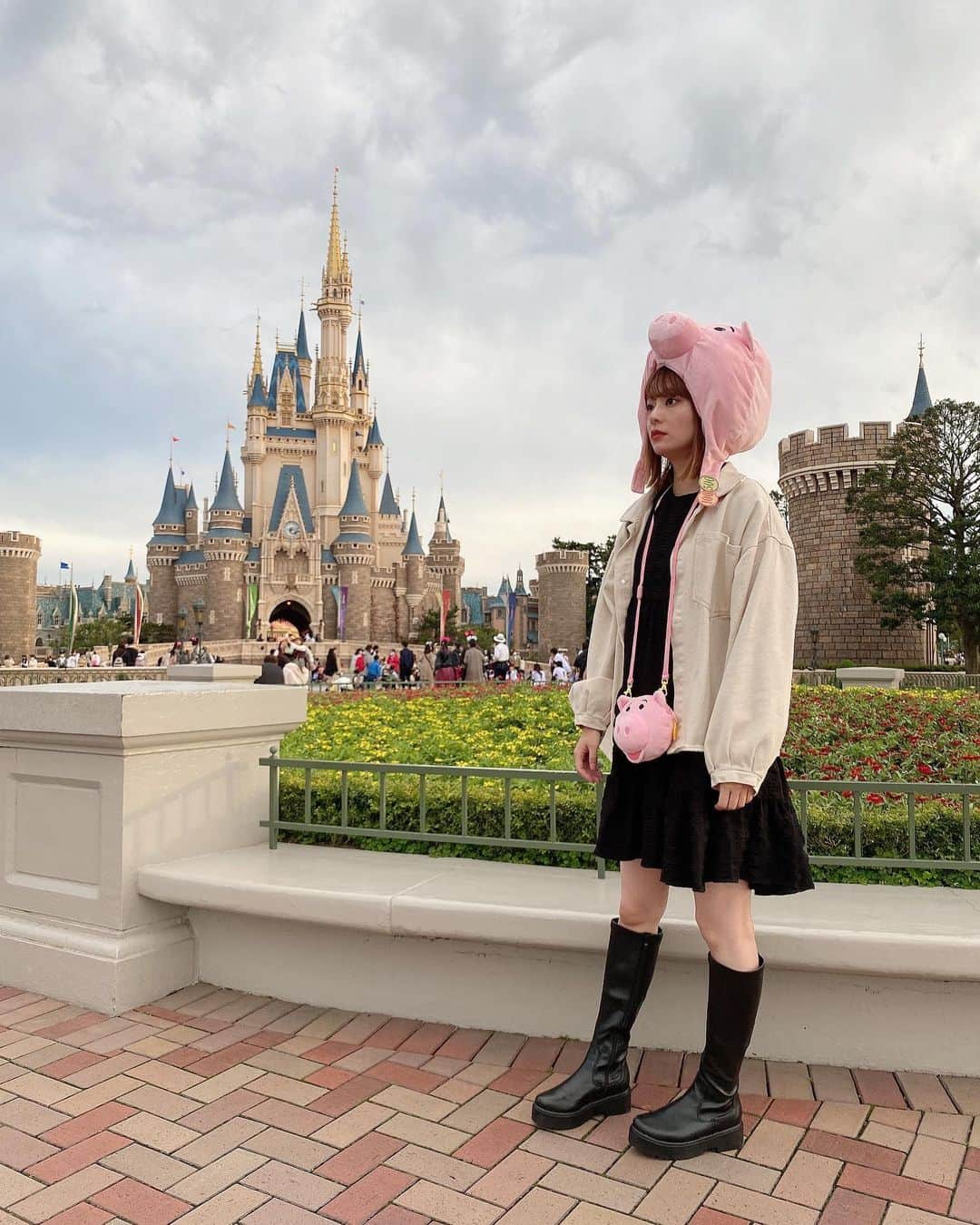 小濱庸子さんのインスタグラム写真 - (小濱庸子Instagram)「最近あげたい写真がありすぎて、、 やーっと行けた♡ 念願のディズニーは、 豚になりました🐽（ハム♡） 甥っ子たんはスティッチ♡ 何がいいって、、、 あったかいんだからぁ〜♪ 無念だったのは、美女と野獣のアトラクションの抽選が外れたこと、、、😇 『この日のコーデ』 ワンピース👗→zara ジャケット→fifth ブーツ👢→clena #ディズニー #disneyland #ハム #トイストーリー #disney #ハピネス #fashion #ファッション #ファッションコーデ #コーデ #ディズニーコーデ #163cm #コーディネート #夢の国 #zara #ロングブーツ #ワンピース #ワンピースコーデ #甥っ子 #甥っ子love」11月10日 22時04分 - hamachan1020