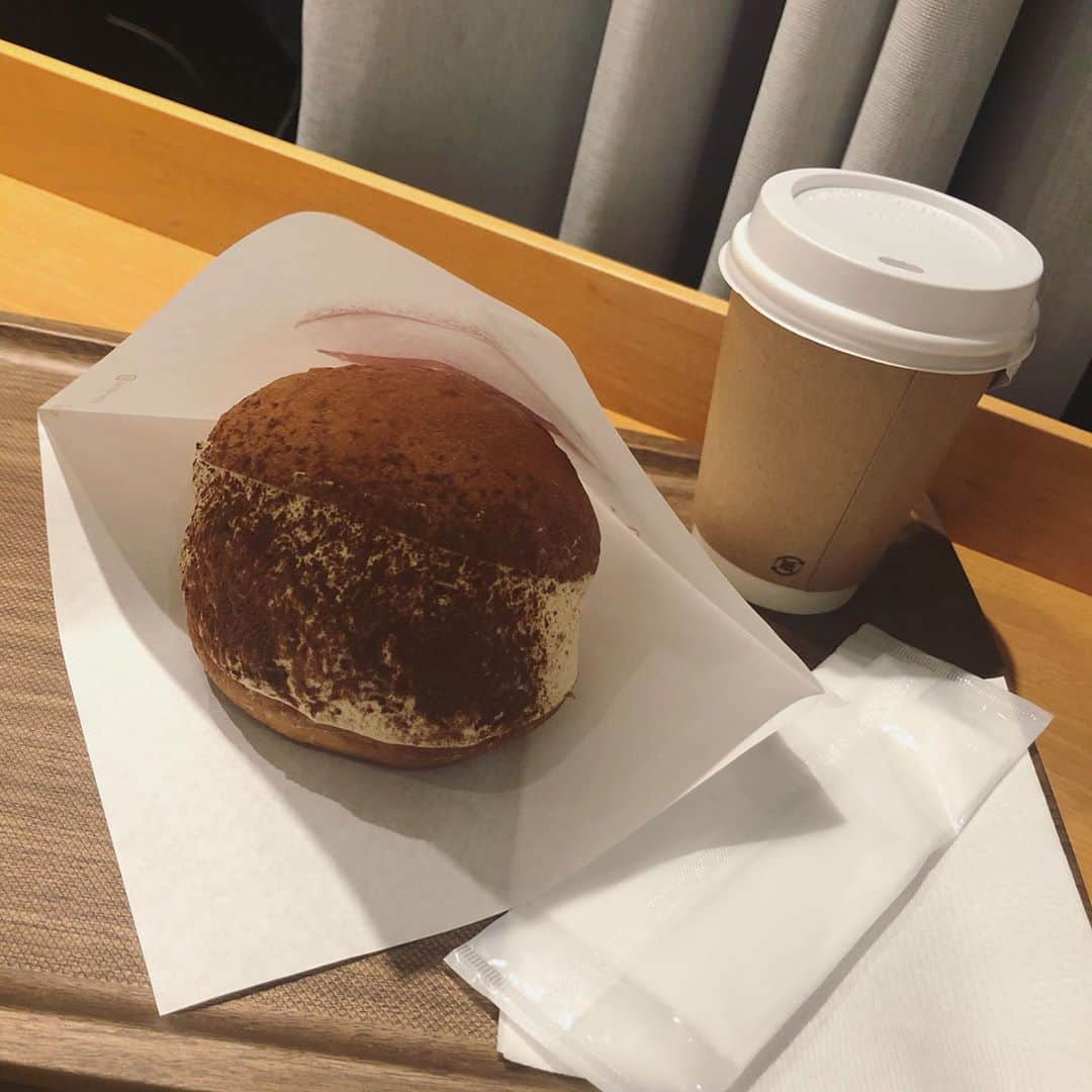 木下望のインスタグラム：「・ ・ 念願🥺 うまかた！そしてでかい🥺2人で1つでいいかも🥺 ティラミス食べた🤘クリームがうまかた🤘  おしゃれだた！味も！  #原宿 #原宿カフェ #原宿グルメ #イータリー #イータリー原宿 #eatalyharajuku #マリトッツォ #原宿スイーツ #スイーツ #のんちゃんごはん おなかすいた」