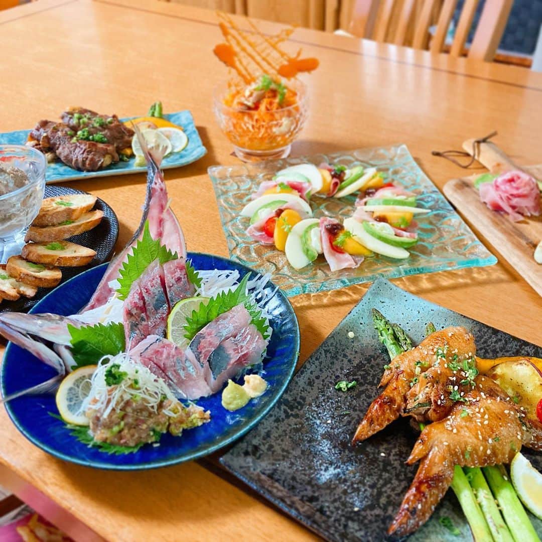 ニコラのインスタグラム：「👸女子会のつまみを作りました🌈  #料理 #料理写真 #料理勉強中 #料理部 #料理部 #料理記録 #料理好き #おうちごはん #クッキング #クッキングラム #instacooking #cooking #cookingram #cookingtime #food #cookingathome #foodstagram #foodasia #yummy #yum #partyfood #partysnacks #sashimi #女子会」