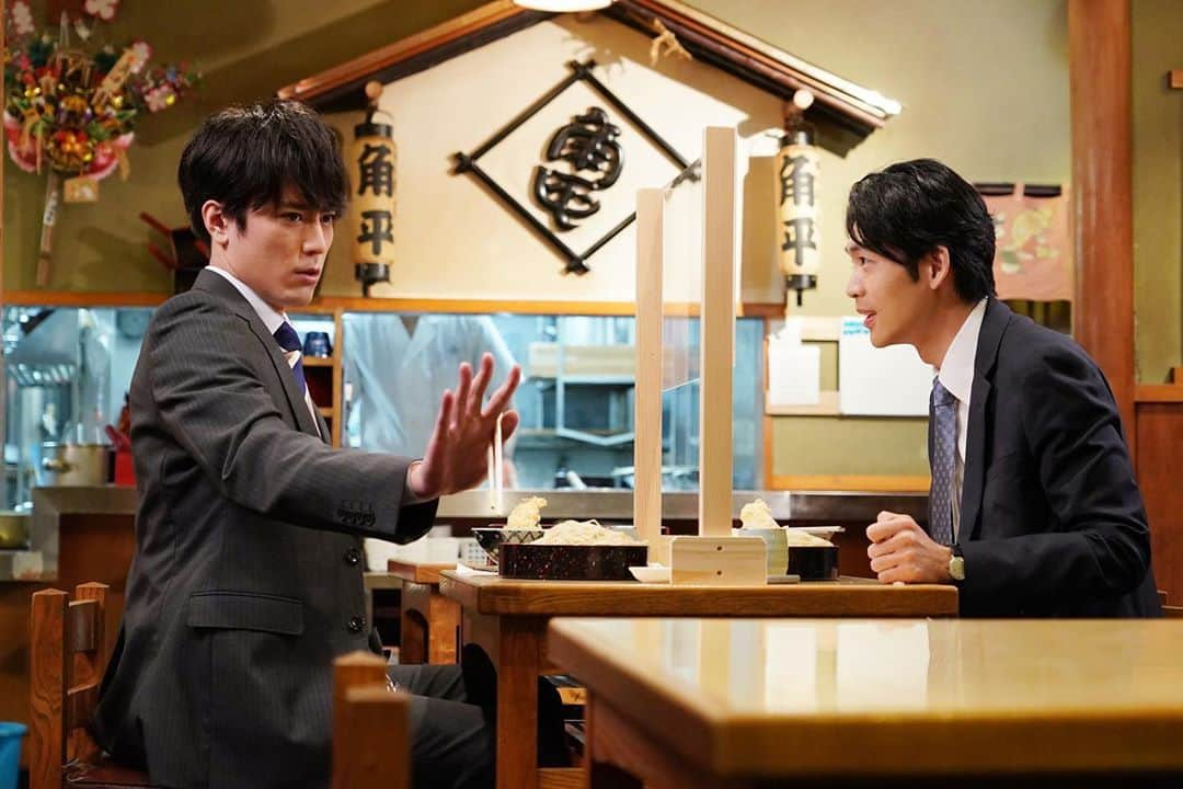 【公式】#リモラブ〜普通の恋は邪道〜さんのインスタグラム写真 - (【公式】#リモラブ〜普通の恋は邪道〜Instagram)「. あす夜10時⭐️ #リモラブ 第5話放送📺 . 人事部の仲良しコンビ“#あおちゃん＆#ごもちゃん”が恋のライバルに⁉️❤️ . “#草モチ”と“#檸檬”でSNSのやり取りを続ける美々（#波瑠）と青林（#松下洸平）📱 . 美々のことを思い続ける五文字（#間宮祥太朗）💓 この３人の関係は今後どうなっていくのか🤭 . .  #仲良しコンビ #あおちゃんごもちゃん  #ダメダメコンビ  #リモラブ  #美々先生 #大桜美々  #あおちゃん #青林風一  #松下洸平  #ごもちゃん #五文字順太郎  #間宮祥太朗  #水曜ドラマ #夜10時放送 #11月11日  #第5話」11月10日 22時16分 - remolove_ntv