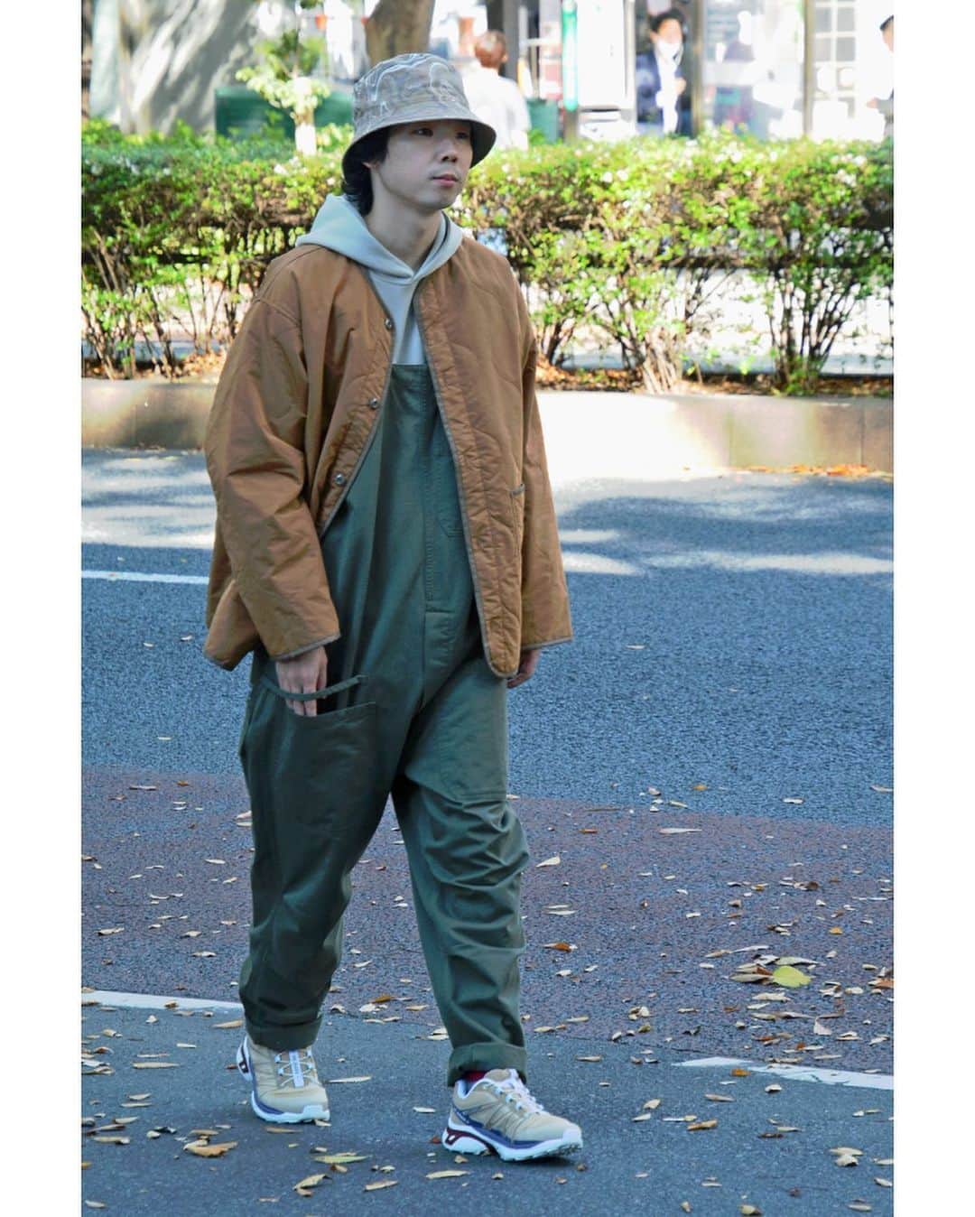 のインスタグラム：「.  WEEKLY RECOMMENDATION 3 ITEMS -今週のおすすめしたい3アイテムをご紹介！！-  MENSのおすすめアイテムをスタイリングでご紹介！！  今回の特集では寒い時期におすすめのインナーやパンツ等アウター以外のアイテムを中心にご紹介します。 是非ご覧ください。  JOHNBULL jacket lot.12708 / ￥22,000+tax  JOHNBULL top lot.25662 / ￥8,000+tax ⇒https://www.privatelabo.jp/item/53692126.html  JOHNBULL salopette lot.JU031 / ￥26,000+tax ⇒https://www.privatelabo.jp/item/42195840.html  ▼FEATURE https://www.privatelabo.jp/contents/feature/?p=1540370  #johnbull #johnbullprivatelabo #johnbullonlinestore #mensfashion #2020fw #autumn #winter #ジョンブル #ジョンブルプライベートラボ #ジョンブルオンラインストア #メンズファッション #秋冬ファッション #2020年秋冬」