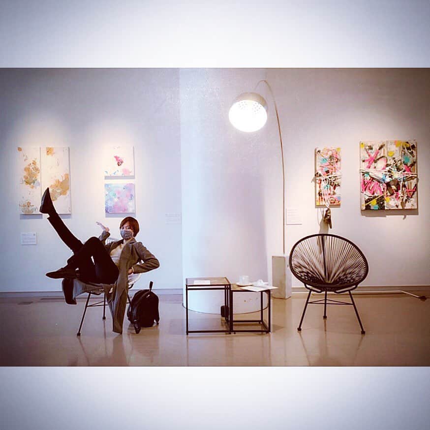 葛巻舞香さんのインスタグラム写真 - (葛巻舞香Instagram)「"706" Solo Exhibition by Takayuki Matsumine. 2020.11.1〜11.12（11:00〜19:00）  脳内で色々考えたり、悪戯っ子のように遊んじゃったり、たまに心がドロドロしたり…  TAKAはそんな感情を美しく、カッコイイアート作品にしてしまうんだなぁ。  今回の個展はなんだかTAKAの『遊び場』のような空間になっていました。 生きている事に彩りを感じる空間。 だから、観ている自分も楽しかった。  やはりTAKAのアート（人生）は面白い。  @takaarts   #takayukimatsumine  #松嶺貴幸  #art #artist  #706 #個展」11月10日 22時12分 - maika.kzm