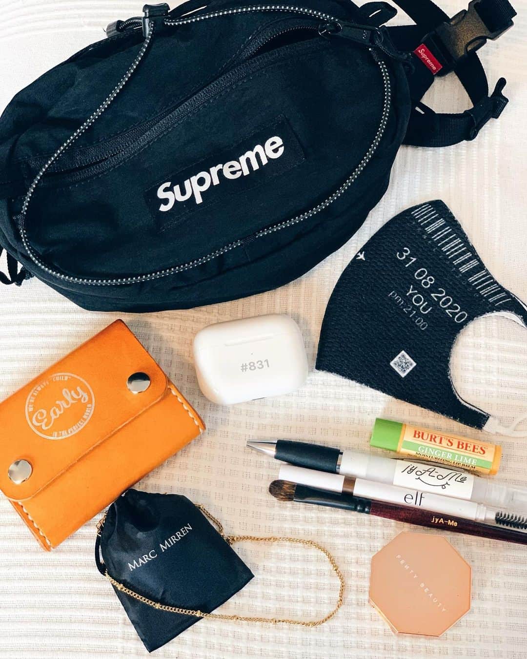 jyA-Me（ヤミー）のインスタグラム：「My essentials 🐣 普段の持ち物がどんどんミニマムになってゆく中での必需品たち😝👜✨  ✔️息子抱っこには欠かせないボディバッグ ✔️家事&Facetime中に大活躍の#AirPods  ✔️財布も最小&高機能 ✔️マスクで隠れるから眉毛とノーズシャドウのみ ✔️マイグッズのアルコール消毒スプレー付きボールペン ✔️お気に入りのチョーカー　@marcmirren  ちなみに 明日の11日まで全品20%off プラスこちらのコード併用で、 どなたでも25%offになるので、 是非使って下さい😘  ディスカウントコード:  jyame15 . . . #カバンの中身#必需品 #tapfordetails  #supreme#earlyco #fentybeauty#elf #marcmirren #detailsbymm  #マークミレン #北欧ジュエリー#pr」
