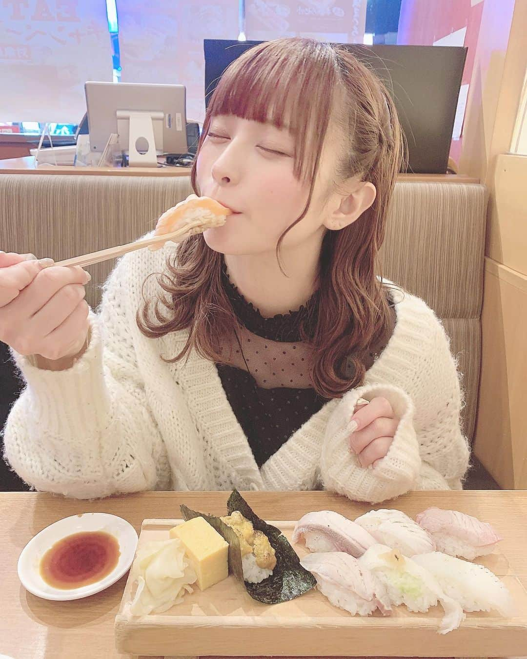 葉月沙耶さんのインスタグラム写真 - (葉月沙耶Instagram)「おしゅし( *´꒳`*)੭"🍣らぶ  こないだ1780円の高級セット食べたの、幸せ𓈒 𓂂𓏸‪‪❤︎‬  #お寿司 #お寿司大好き #お寿司屋さん #寿司 #寿司好きな人と繋がりたい #寿司ランチ #寿司ランチ #炙り寿司 #回転寿司 #ニットコーデ #ハーフツイン #くるりんぱアレンジ #回らないお寿司 #彼女感 #デートコーデ #ヘアアレンジ #パッツン前髪 #초밥 #sushi #ซูชิ」11月10日 22時15分 - sayapon_310