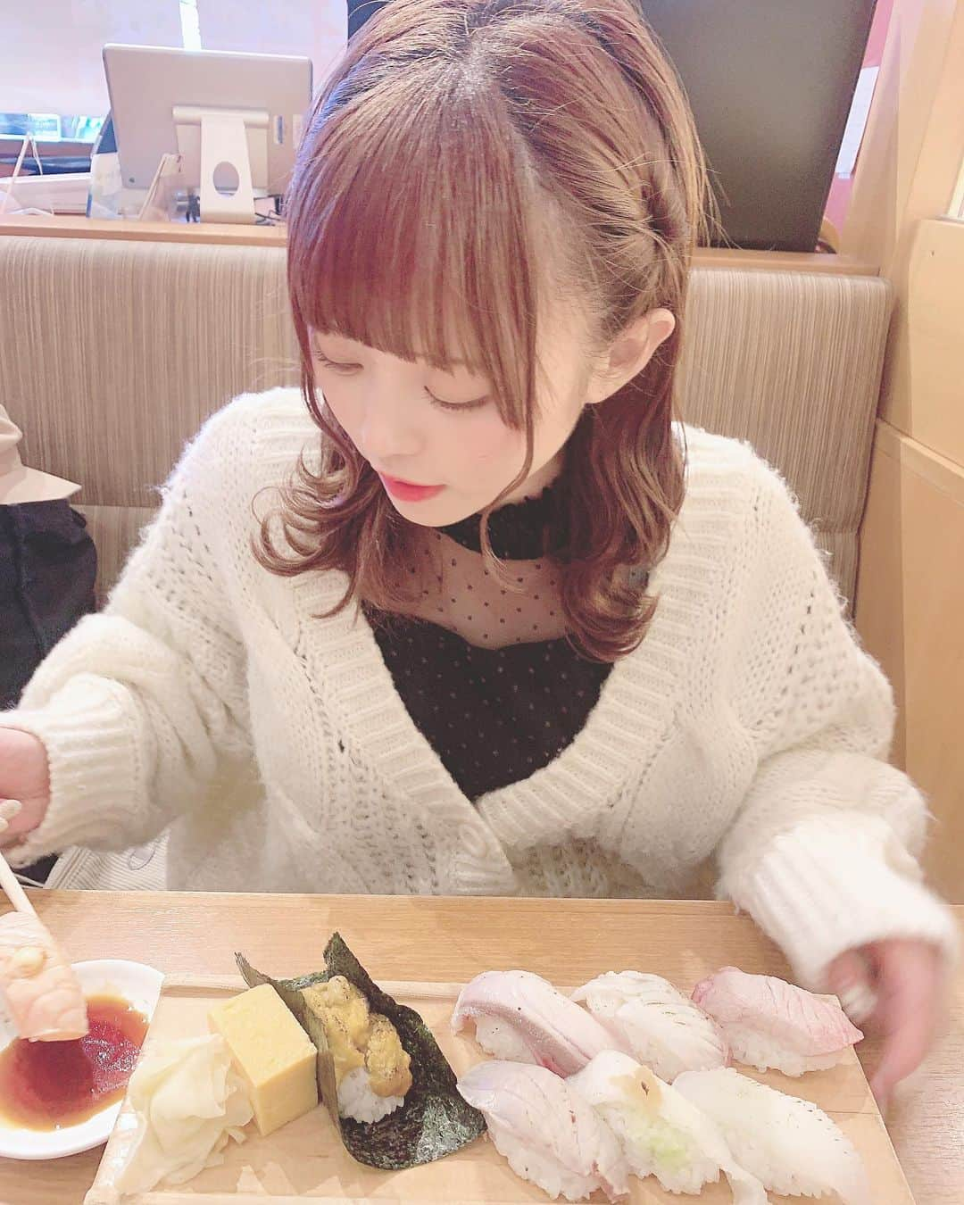 葉月沙耶さんのインスタグラム写真 - (葉月沙耶Instagram)「おしゅし( *´꒳`*)੭"🍣らぶ  こないだ1780円の高級セット食べたの、幸せ𓈒 𓂂𓏸‪‪❤︎‬  #お寿司 #お寿司大好き #お寿司屋さん #寿司 #寿司好きな人と繋がりたい #寿司ランチ #寿司ランチ #炙り寿司 #回転寿司 #ニットコーデ #ハーフツイン #くるりんぱアレンジ #回らないお寿司 #彼女感 #デートコーデ #ヘアアレンジ #パッツン前髪 #초밥 #sushi #ซูชิ」11月10日 22時15分 - sayapon_310