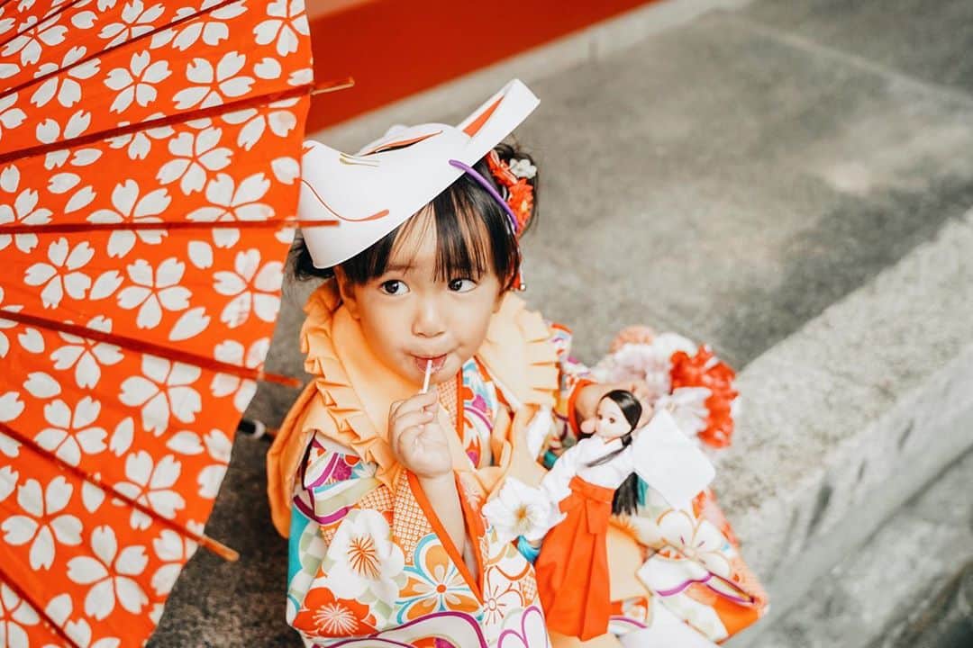 孫きょうのインスタグラム：「七五三詣 当日フォト👧🏻👘  千歳飴はいらないと言い兄に渡し、 のんがくれたペロペロキャンディには夢中🍭  千歳飴の袋も持たないと言い、 日枝神社のご祈願記念品の巫女さんリカちゃんは離さず👸🏼笑  写真は親友のカメラマン @sparklingmoment_non に同行してもらって、大切なこの日の思い出を残してくれてありがとう✨  撮影は全てのんにお任せ出来たから私はしっかりとこの時間を楽しめて目に焼き付けられた。  集合写真とかキッチリとした時だけじゃなくて、いつもの仕草、家族とのやりとり、自然体な所そのまま切り取ってくれてる😌  もはや自然体すぎてふざけるれおの変顔に、 笑わせようと1人にらめっこ状態の私な🖐🏼 (スワイプ最後これがリアルw)  草履を脱ぎ捨てて走り回る3歳を追いかけたり抱っこしたり、これにカメラも持ってたら絶対疲れ果てるから体力的にも助けられた😂🙏🏻  七五三、おめでとう👧🏻 世界で1番かわいい3歳だったよ❤️ (七五三を迎えた親はみんなこう思うよね🥰)  photo @sparklingmoment_non  kimono @shosa_kyoto_official  #七五三 #七五三詣り #七五三3歳 #3歳 #日枝神社 #753 #japan #kimono #japanesegirl」