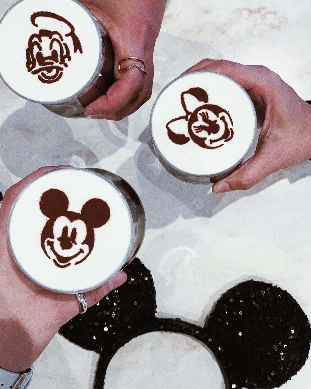 のインスタグラム：「☕️♡♡♡ @tokyodisneyresort_official 🏰 女子感強めの ゆみちゃんはなちゃん❤️❤️ 4枚目、まい、どやってるな😂 あっという間に帰宅時間！！ 本当に楽しかった〜🏰❤️❤️❤️ . . #夢の国 #ディズニーランド #大人ディズニー #東京ディズニーランド #センターストリートコーヒーハウス #ディズニーカフェ #リトルグリーンまん #基本チョコ味しか食べません #新エリア . . . また行こうね〜☺️❤️」