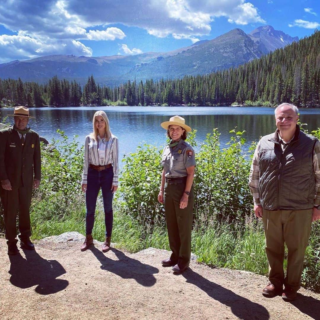 イヴァンカ・トランプのインスタグラム：「With the utmost respect and gratitude, starting this #VeteransDay and every single day thereafter, all Veterans and Gold Star families will be granted free access to America’s iconic and treasured National Parks and Public Lands that they fought so courageously to protect!  Thank you @realDonaldTrump & @usinterior 🇺🇸  📷 Flashback : this August Secretary Bernhardt and I visited Rocky Mountain National Park 🏔 to celebrate the passage of the Great American Outdoors Act! 🇺🇸🇺🇸🇺🇸 This landmark bill, signed into law by President Trump, is the single largest piece of conversation legislation since the creation of the National Park System by President Theodore Roosevelt. 🌲」
