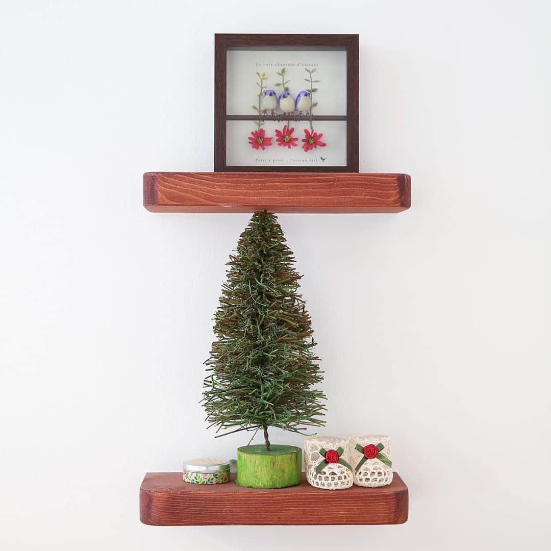 ハウスサポート/アイリーフラボさんのインスタグラム写真 - (ハウスサポート/アイリーフラボInstagram)「【木のぬくもりあふれるリビング】 ナチュラルな中にも大人っぽさの雰囲気を出したリビング🍀  白い壁に木製の造作棚には、クリスマスに向けてもみの木を置いたり、飾り付けを楽しみましょう💕  ーーーーーーーーーーーーーーーーー じっくりコトコトナチュラルなお家づくりをしています🍀 お施主様の様々なご要望をお聞きするのが楽しみです😊 一緒に楽しみながらお家づくりをしてみませんか。  ★お家づくりの資料請求はコチラから↓↓↓ @request_hs  ーーーーーーーーーーーーーーーーー  コメントやフォロー宜しくお願い致します😌 ★アイリーフラボの施工事例はコチラから↓↓↓ @i_leaf_labo  ーーーーーーーーーーーーーーーー #注文住宅#マイホーム#インテリア#新築#家#建築#住宅#インテリア#工務店#マイホーム計画#自然素材 #house#design#デザイン#architecture#暮らし#無垢材#家づくり#漆喰#木の家#施工事例#ハウスサポート#アイリーフラボ#京都の注文住宅#設計#リビング#木のぬくもりを感じる家#あたたかい家#子供と暮らす#一戸建て新築」11月10日 22時18分 - i_leaf_labo