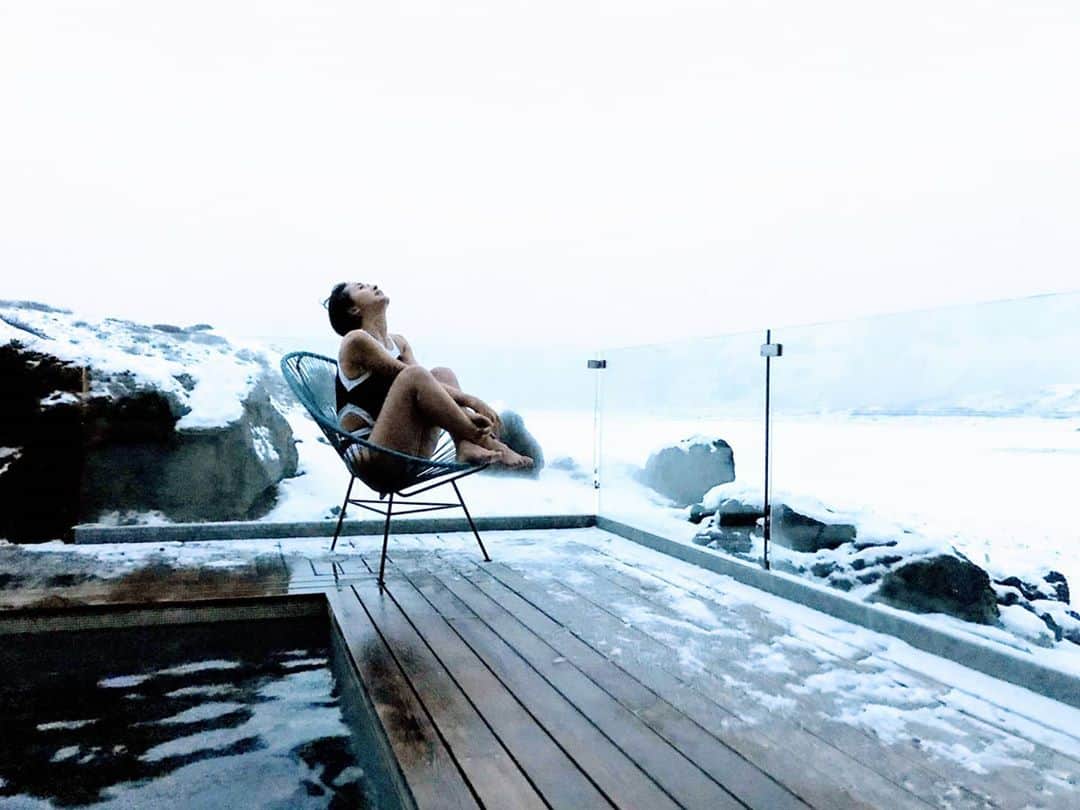 Yoshiko Kris-Webb クリス-ウェブ佳子さんのインスタグラム写真 - (Yoshiko Kris-Webb クリス-ウェブ佳子Instagram)「3 years ago today🛬 飛行機に乗りたいです。３年前の今日、アイスランドの首都レイキャビクに到着しました。  海水と淡水の混じる白濁温泉 @bluelagoonisではお決まりのビョークを撮影し、一番の目的地だった @ionadventurehotelに宿泊し、ミシュランレストランの @maturogdrykkurでは名物の魚頭料理をシェフも驚くほどキレイに食べました。  到着前夜に初雪の降ったアイスランドはどこまでも限りなく真っ白でした。with #weirdbeni & @tokyodandy  旅本『TRIP with KIDS -こありっぷ-』(講談社)にアイスランド攻略法まとめています。その他、マラケシュ、コペンハーゲン、パリ、タヒチ島、バリ島のウブド、シンガポール、ベトナムとカンボジアを訪れる @aqua_expeditionsの5泊6日メコン川クルーズの旅録も掲載。再訪したい場所ばかりです🥺」11月10日 22時19分 - tokyodame