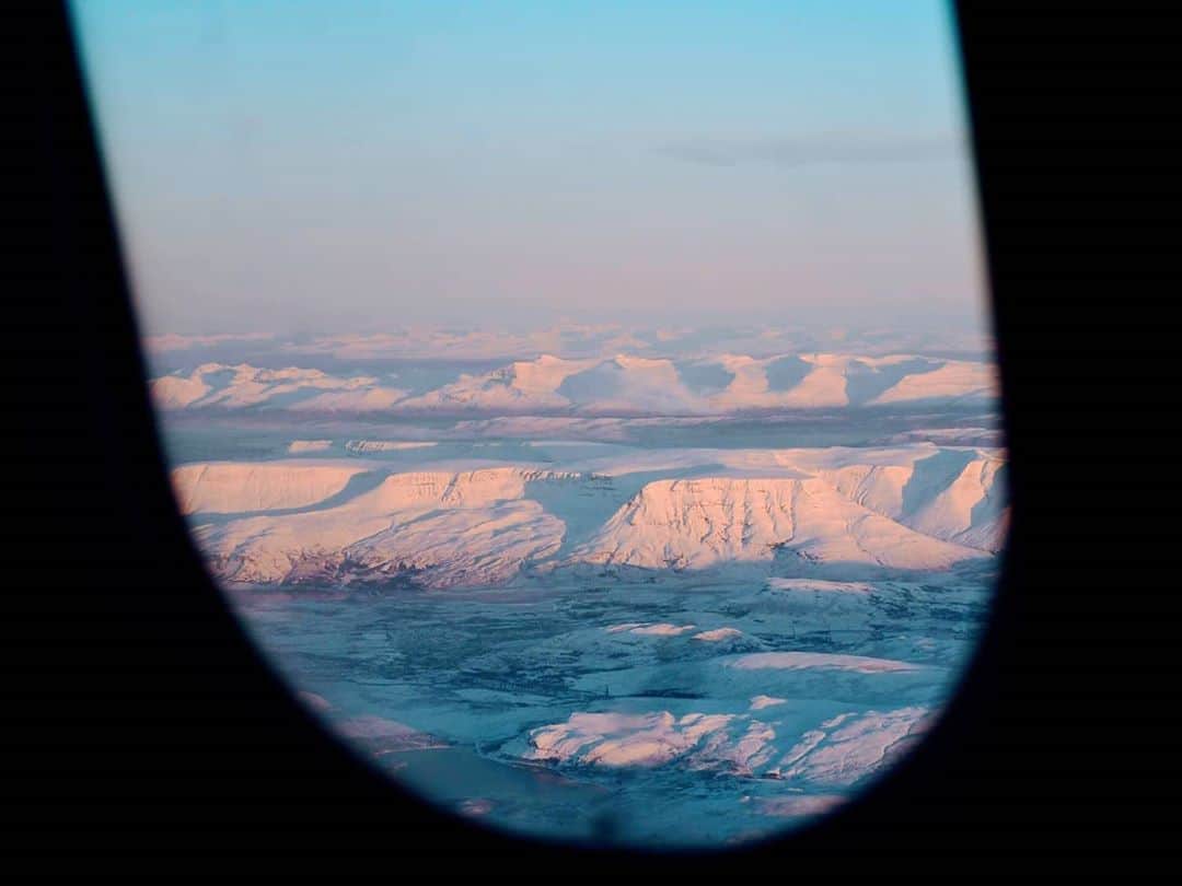 Yoshiko Kris-Webb クリス-ウェブ佳子さんのインスタグラム写真 - (Yoshiko Kris-Webb クリス-ウェブ佳子Instagram)「3 years ago today🛬 飛行機に乗りたいです。３年前の今日、アイスランドの首都レイキャビクに到着しました。  海水と淡水の混じる白濁温泉 @bluelagoonisではお決まりのビョークを撮影し、一番の目的地だった @ionadventurehotelに宿泊し、ミシュランレストランの @maturogdrykkurでは名物の魚頭料理をシェフも驚くほどキレイに食べました。  到着前夜に初雪の降ったアイスランドはどこまでも限りなく真っ白でした。with #weirdbeni & @tokyodandy  旅本『TRIP with KIDS -こありっぷ-』(講談社)にアイスランド攻略法まとめています。その他、マラケシュ、コペンハーゲン、パリ、タヒチ島、バリ島のウブド、シンガポール、ベトナムとカンボジアを訪れる @aqua_expeditionsの5泊6日メコン川クルーズの旅録も掲載。再訪したい場所ばかりです🥺」11月10日 22時19分 - tokyodame