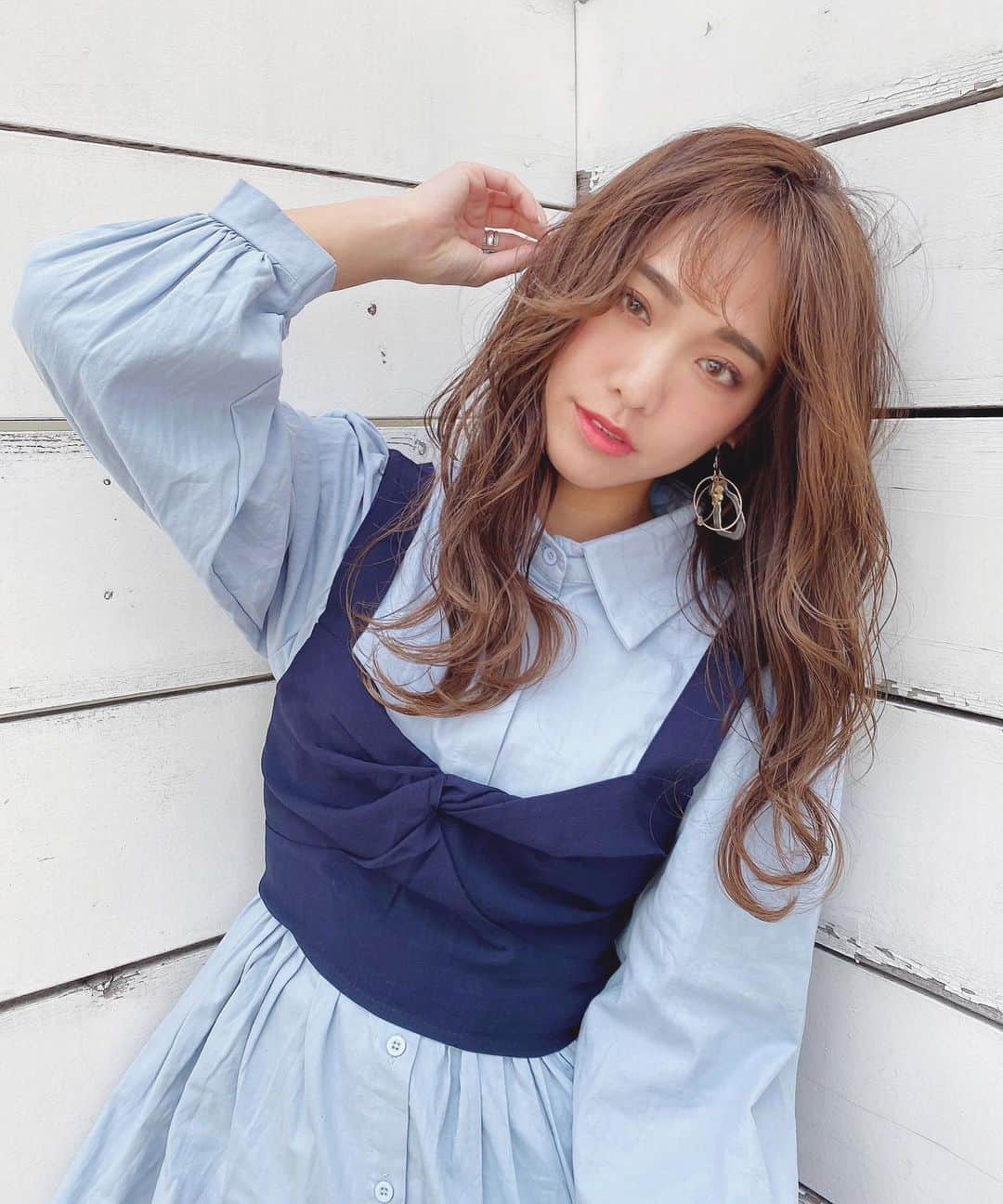 のインスタグラム：「#まりなはんコーデ まりなっぽくないけど🙈 これ、シャツとビスチェのセットやねん♡ ▶︎ @ttul_official ここのサイト可愛いプチプラ洋服 たくさんで永遠に見てられる！ 欲しいのたくさんある🥺 * * 別々にもコーデ組んだりできるし まりなは166cmだから ワンピースは無理やけど ショートパンツと合わせて脚見せでも 着たいし ニットベスト買い足して 重ねたりしたい🥰 * * 撮影オフショやから ヘア素敵でしょ❤︎ カラーはしょうだいくんにお任せした #シナモンベージュ 🤎 ピアスはまりか氏のブランド @mari_ca27 💛 * * * #シャツコーデ#シャツワンピース#ビスチェ#プチプラコーデ#透明感カラー#くすみカラー#関西サロンモデル#サロモ#まりなはん#vansスニーカー#ウェットヘア#ttul#koreanfashion#韓国ファッション#韓国コーデ」