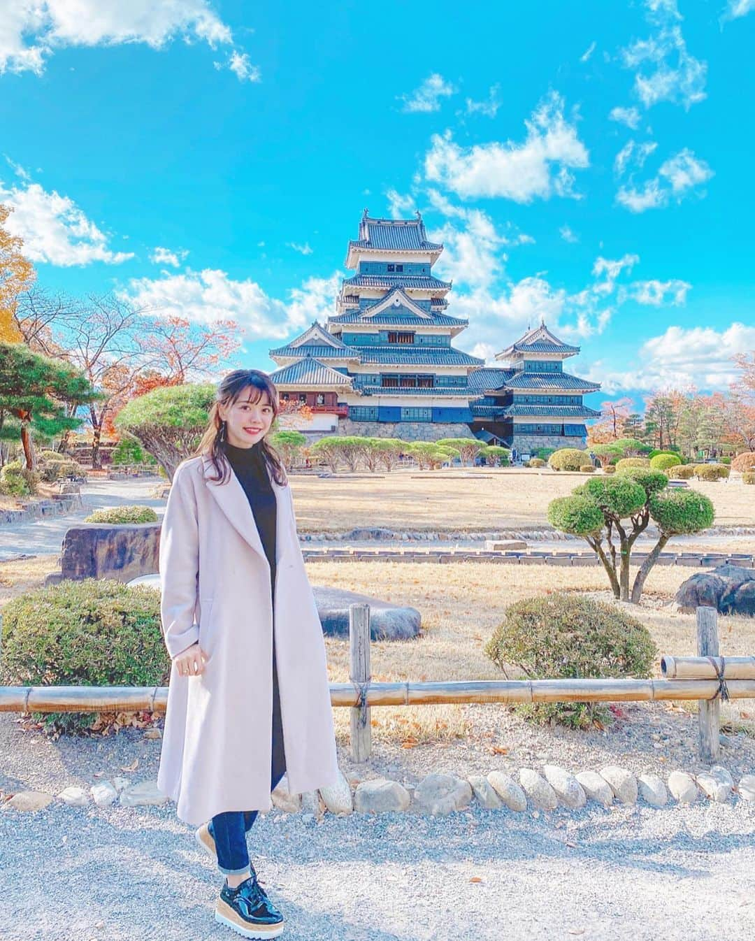 山崎春佳さんのインスタグラム写真 - (山崎春佳Instagram)「🏯☀️ . 松本城〜！に、とあるお仕事で行ってきました◡̈⃝⋆* おろしたてのコートは @proportionbodydressing のものです❁ 薄ピンクの色味が大人かわいいのですっ◎ . とても久しぶりに長野県に訪れられて嬉しかったな☁️ . #me #tbt #castle #japanesehistory #coat #proportionbodydressing #pbd #proportion #長野県 #松本市 #松本城 #プロポ #プロポーションボディドレッシング #コート」11月10日 22時21分 - haruka_yamazaki