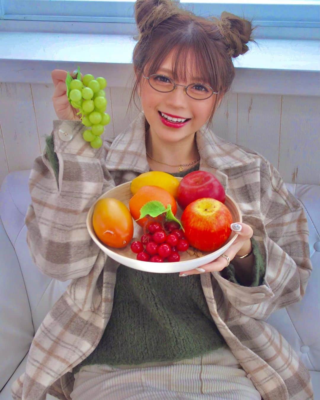 橘咲良のインスタグラム：「食品サンプルしゅごい🍇🍒 フルーツの酸味は苦手だけど 塩っぱくて酸っぱいものは大好物❤ #プルクラ #portrait  #Studio #ミーティア  #メガネ #お団子アレンジ  #GiorgioArmani  #ジョルジオアルマーニ  #autumn #秋ファッション  #キングラビッツ #橘咲良」