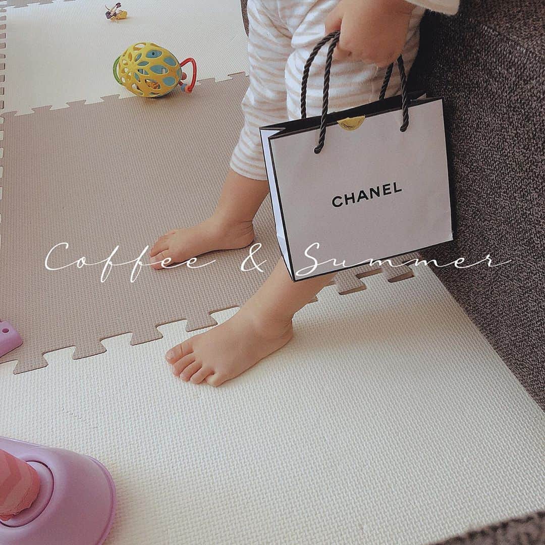 のインスタグラム：「. . 最近なかなか寝ない人👧🏼 CHANELのショッパーにおもちゃ詰めてお気に入り。 #1歳11ヶ月 #女の子ベビー #長女」